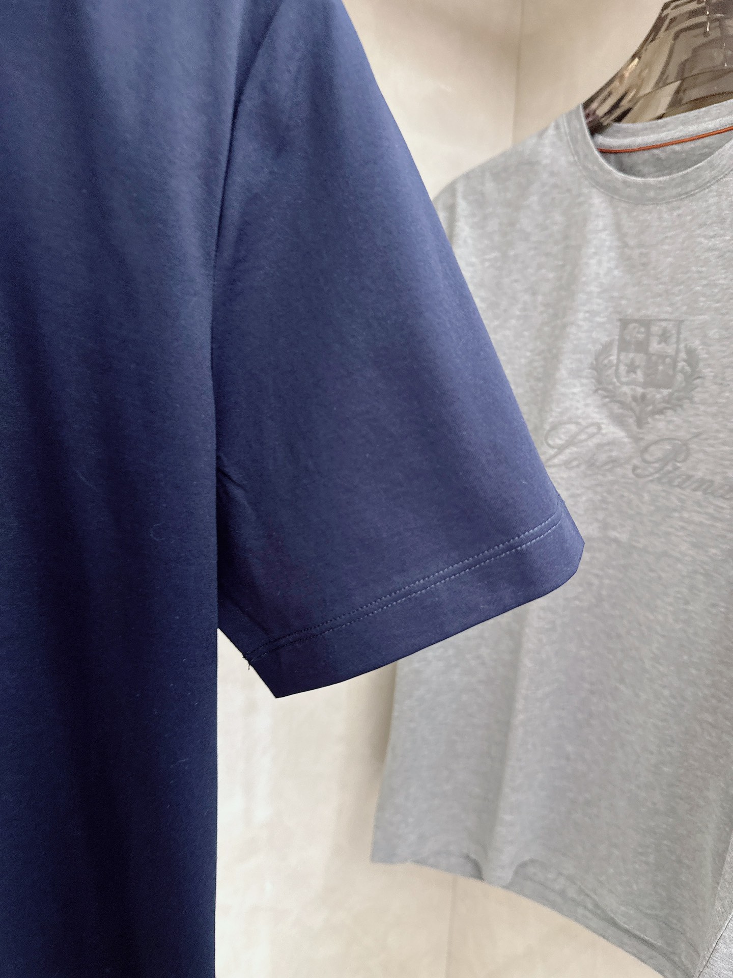 Loro piana 春夏 标志主题刺绣圆领短袖衫， 标志LOGO设计 采用刺绣工艺来呈现 进口百灵达绣