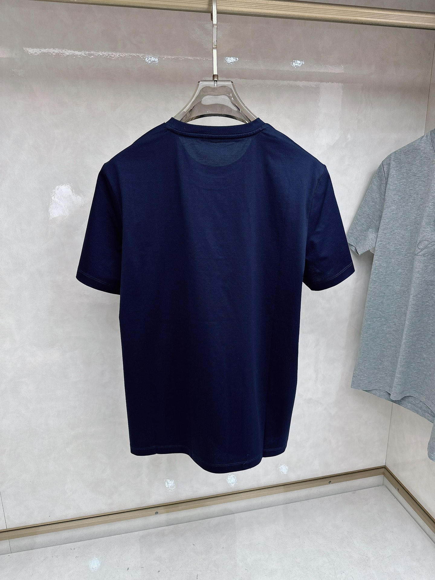 Loro piana 春夏 标志主题刺绣圆领短袖衫， 标志LOGO设计 采用刺绣工艺来呈现 进口百灵达绣