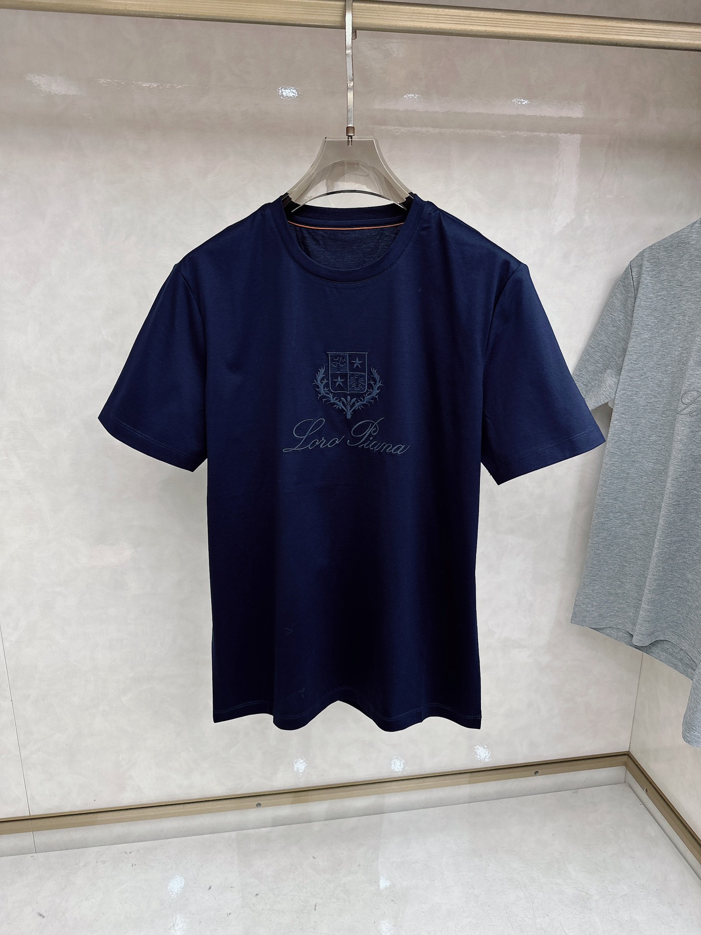 Loro piana 春夏 标志主题刺绣圆领短袖衫， 标志LOGO设计 采用刺绣工艺来呈现 进口百灵达绣