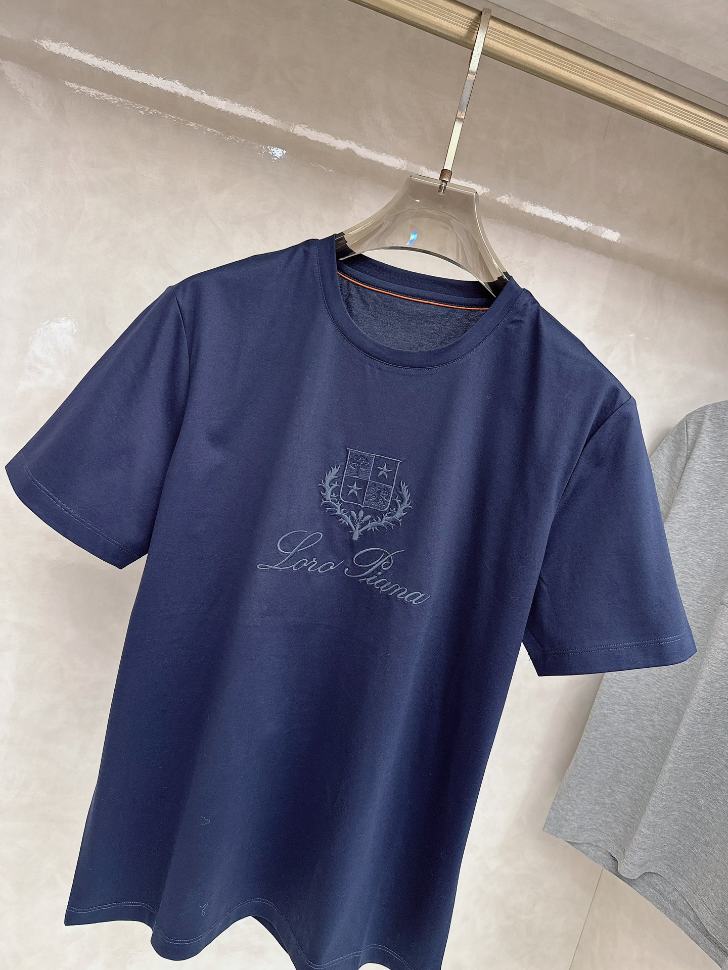 Loro piana 春夏 标志主题刺绣圆领短袖衫， 标志LOGO设计 采用刺绣工艺来呈现 进口百灵达绣