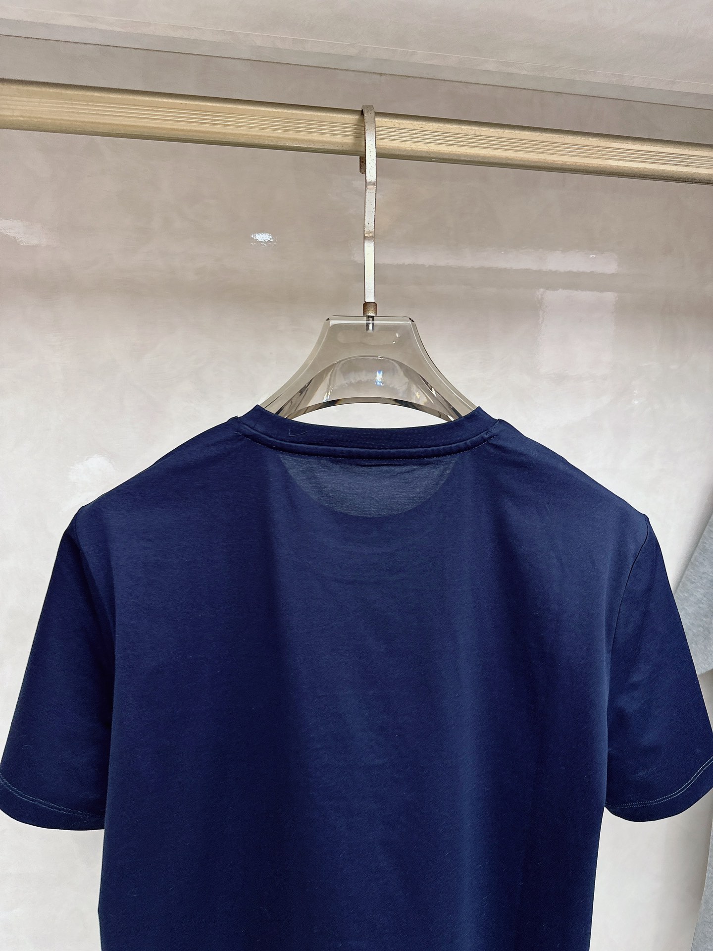 Loro piana 春夏 标志主题刺绣圆领短袖衫， 标志LOGO设计 采用刺绣工艺来呈现 进口百灵达绣