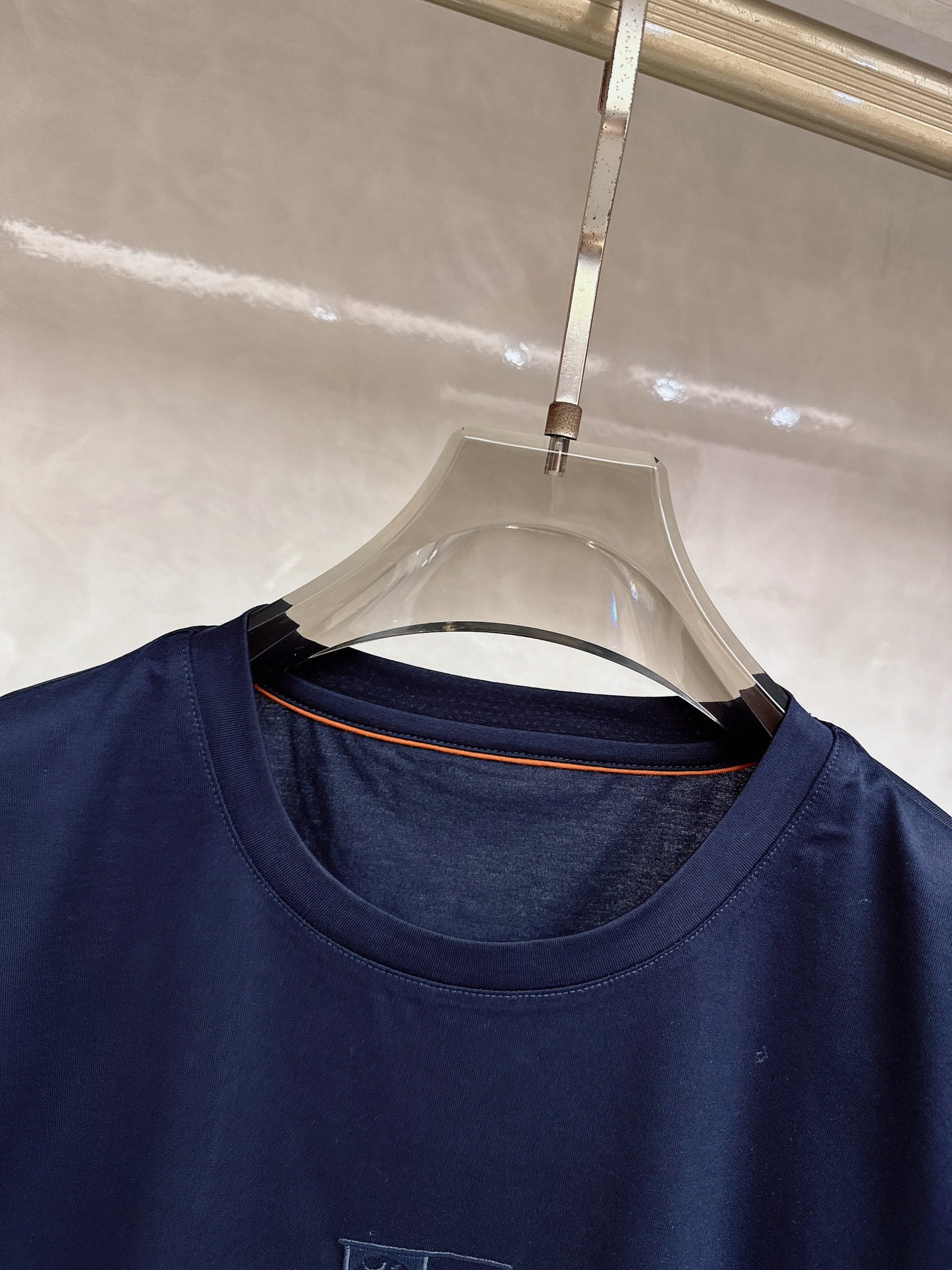 Loro piana 春夏 标志主题刺绣圆领短袖衫， 标志LOGO设计 采用刺绣工艺来呈现 进口百灵达绣