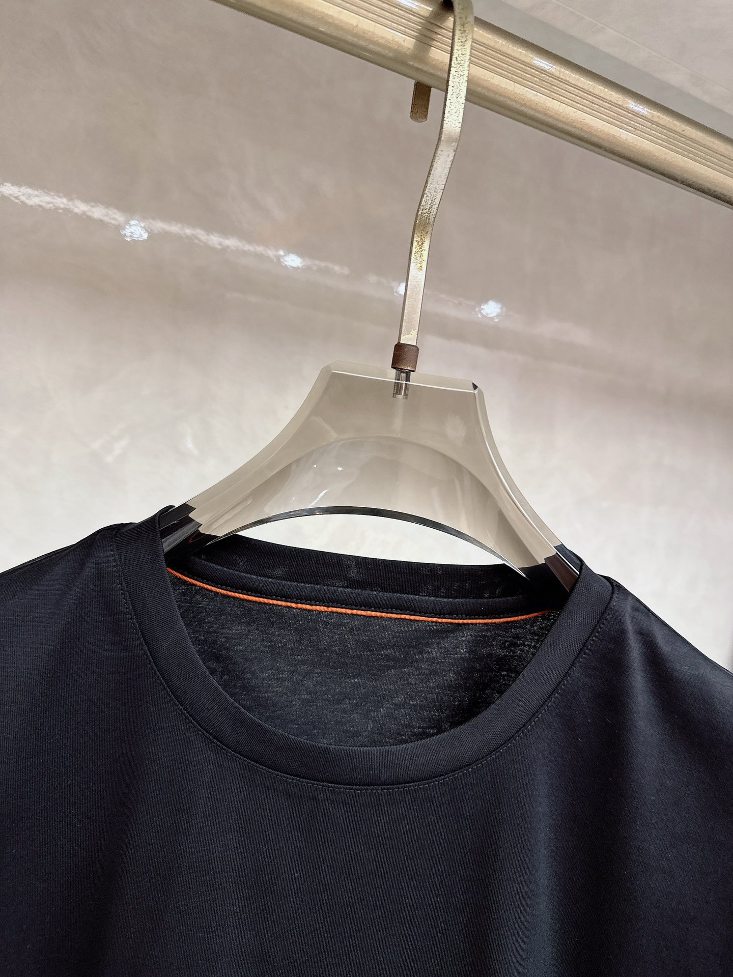 Loro piana 春夏 标志主题刺绣圆领短袖衫， 标志LOGO设计 采用刺绣工艺来呈现 进口百灵达绣