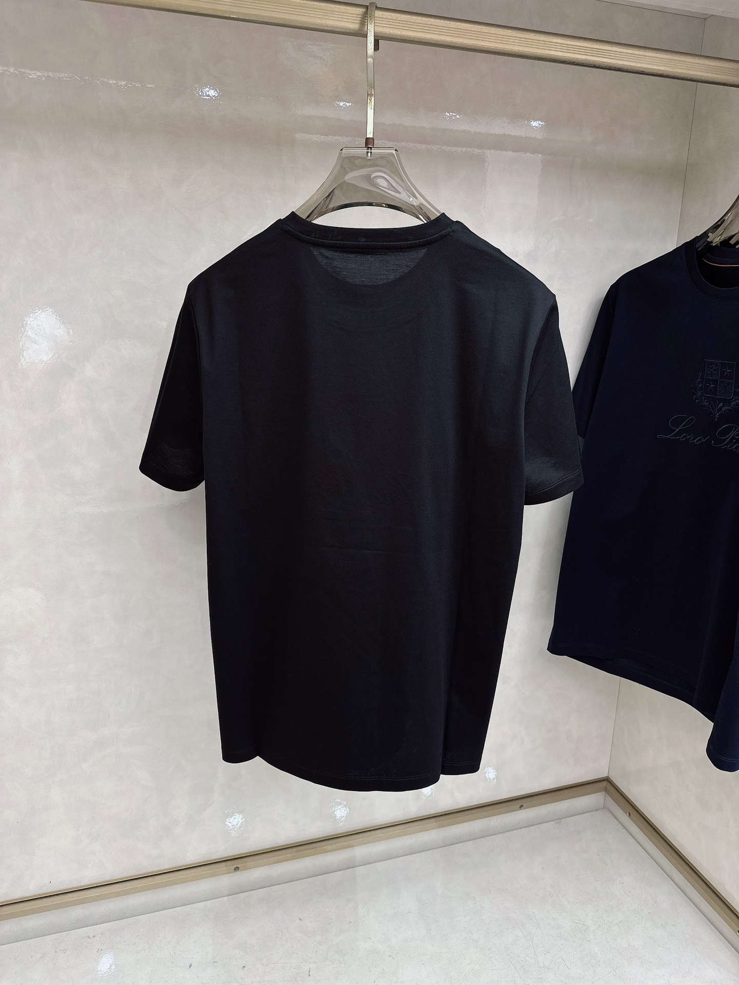 Loro piana 春夏 标志主题刺绣圆领短袖衫， 标志LOGO设计 采用刺绣工艺来呈现 进口百灵达绣