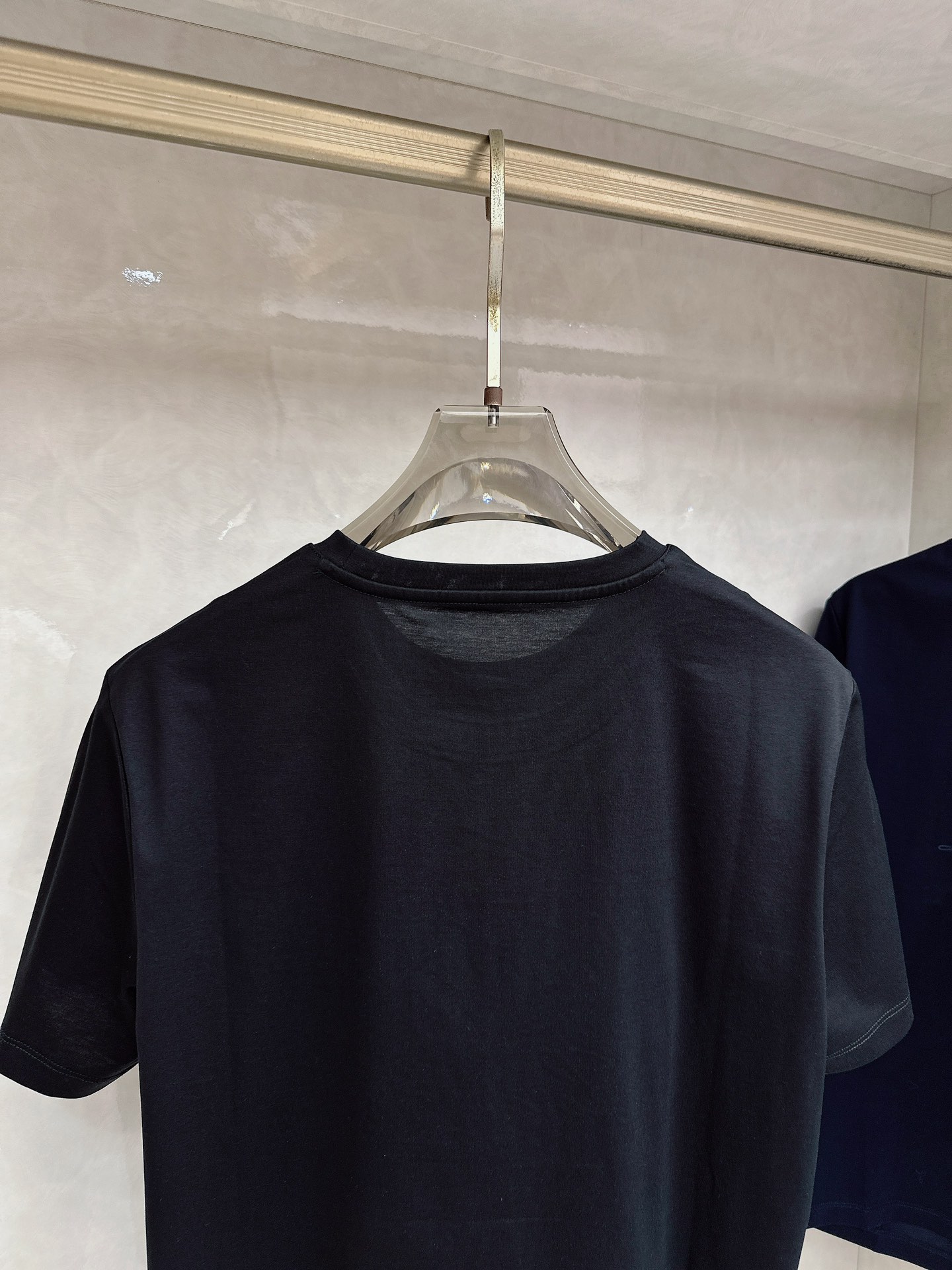 Loro piana 春夏 标志主题刺绣圆领短袖衫， 标志LOGO设计 采用刺绣工艺来呈现 进口百灵达绣