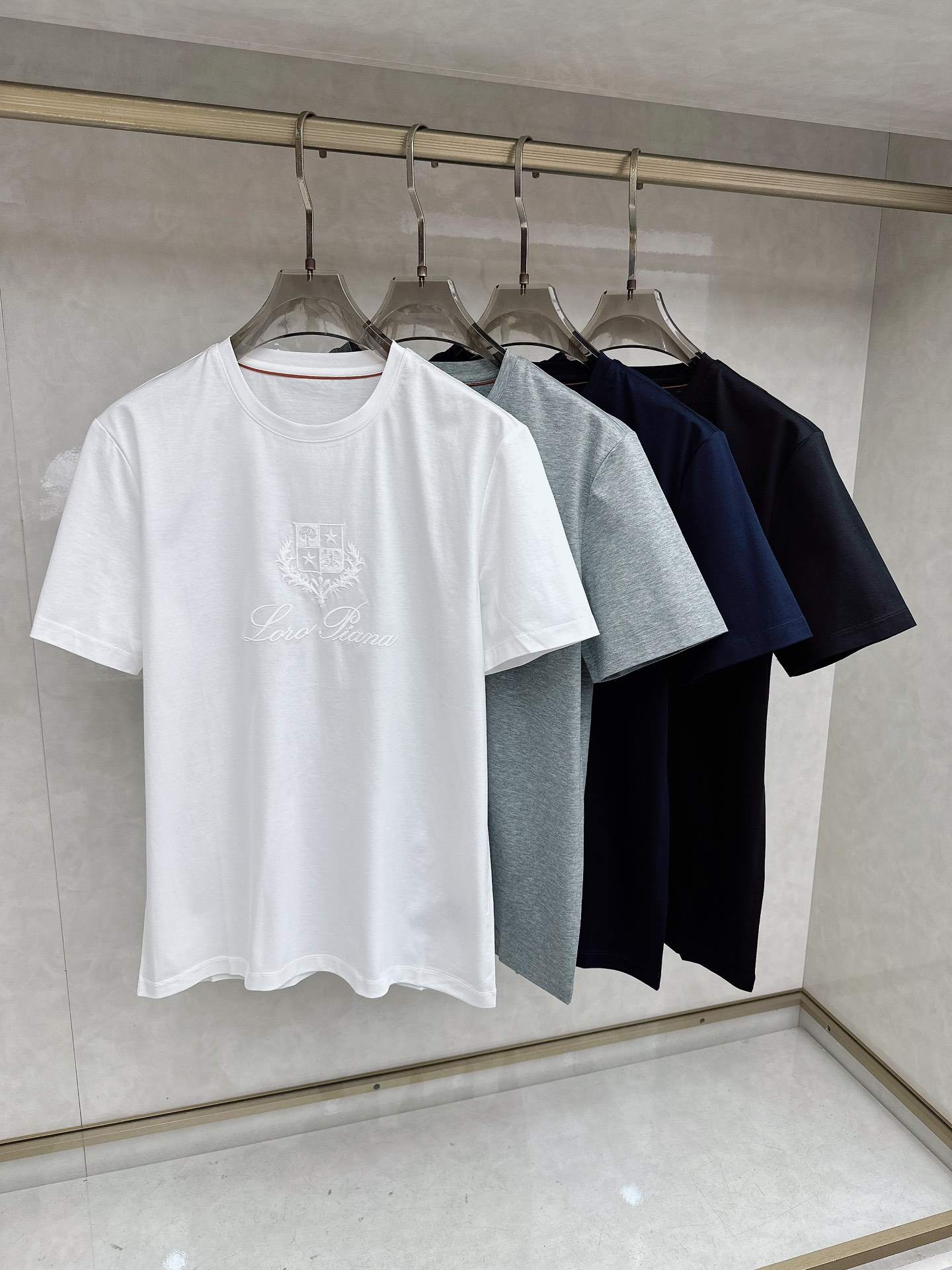Loro piana 春夏 标志主题刺绣圆领短袖衫， 标志LOGO设计 采用刺绣工艺来呈现 进口百灵达绣