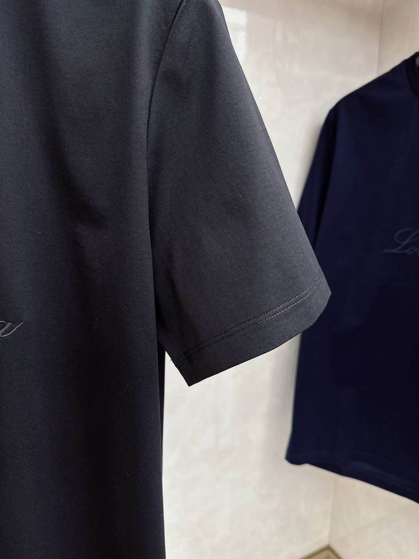 Loro piana 春夏 标志主题刺绣圆领短袖衫， 标志LOGO设计 采用刺绣工艺来呈现 进口百灵达绣