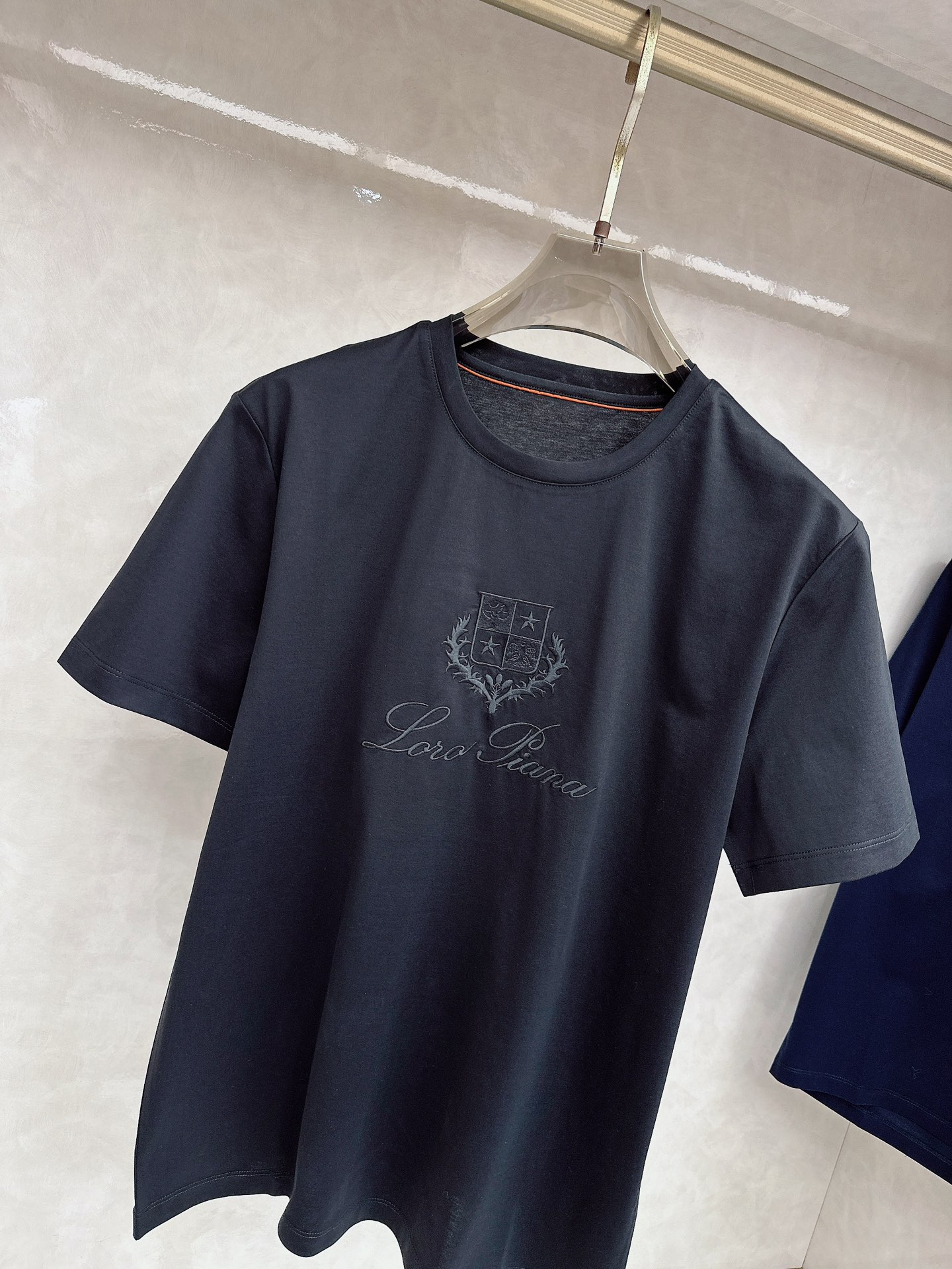 Loro piana 春夏 标志主题刺绣圆领短袖衫， 标志LOGO设计 采用刺绣工艺来呈现 进口百灵达绣