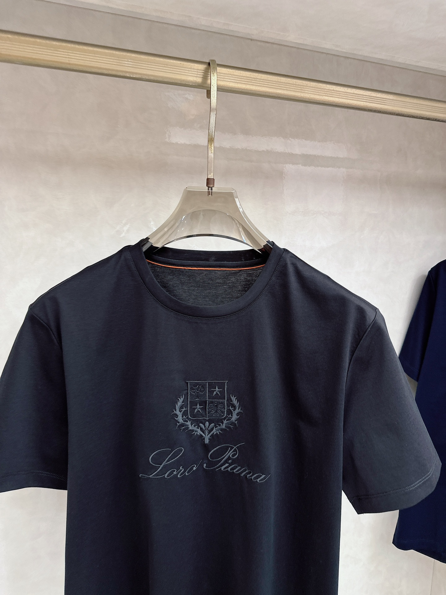 Loro piana 春夏 标志主题刺绣圆领短袖衫， 标志LOGO设计 采用刺绣工艺来呈现 进口百灵达绣