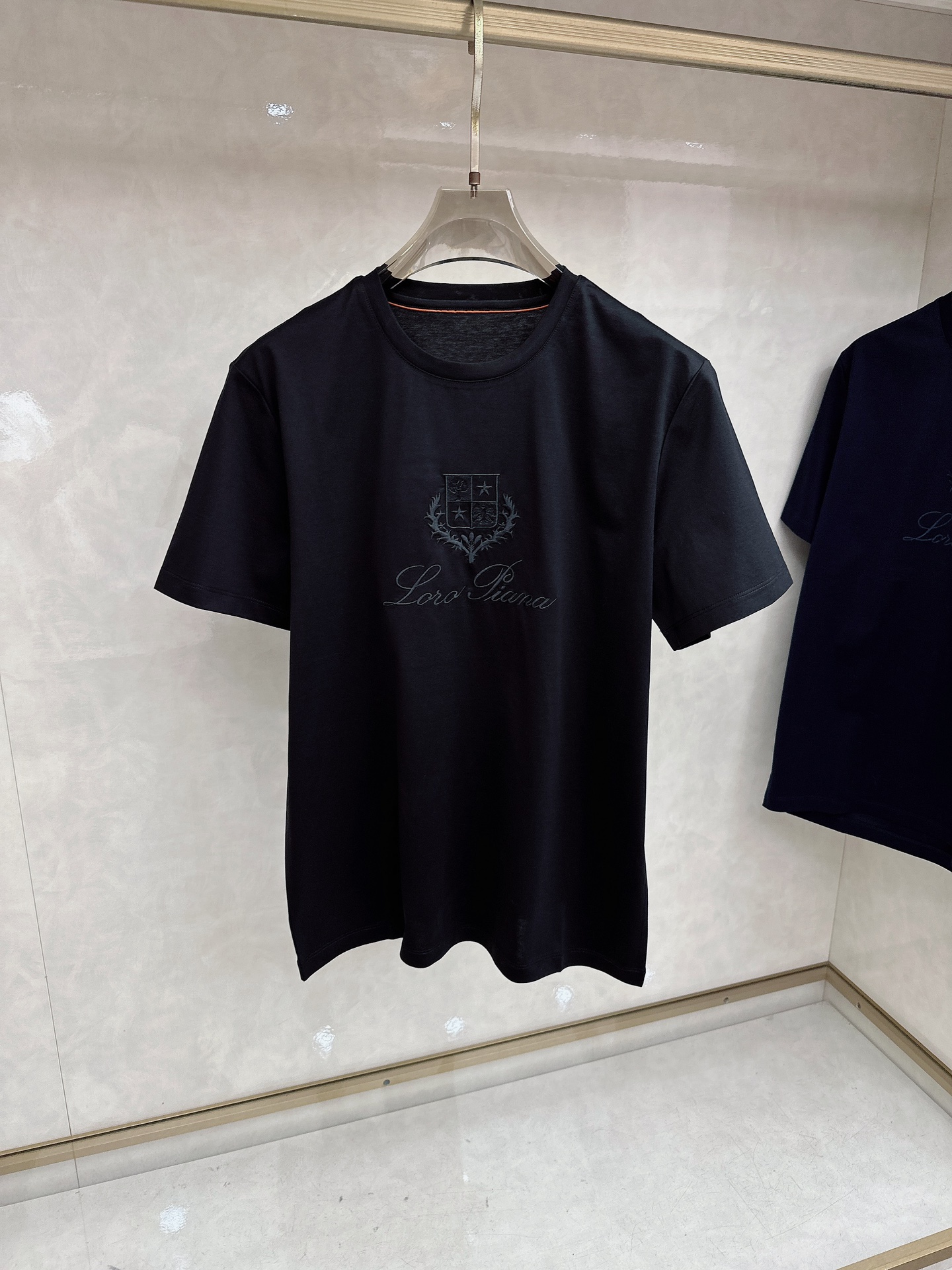 Loro piana 春夏 标志主题刺绣圆领短袖衫， 标志LOGO设计 采用刺绣工艺来呈现 进口百灵达绣