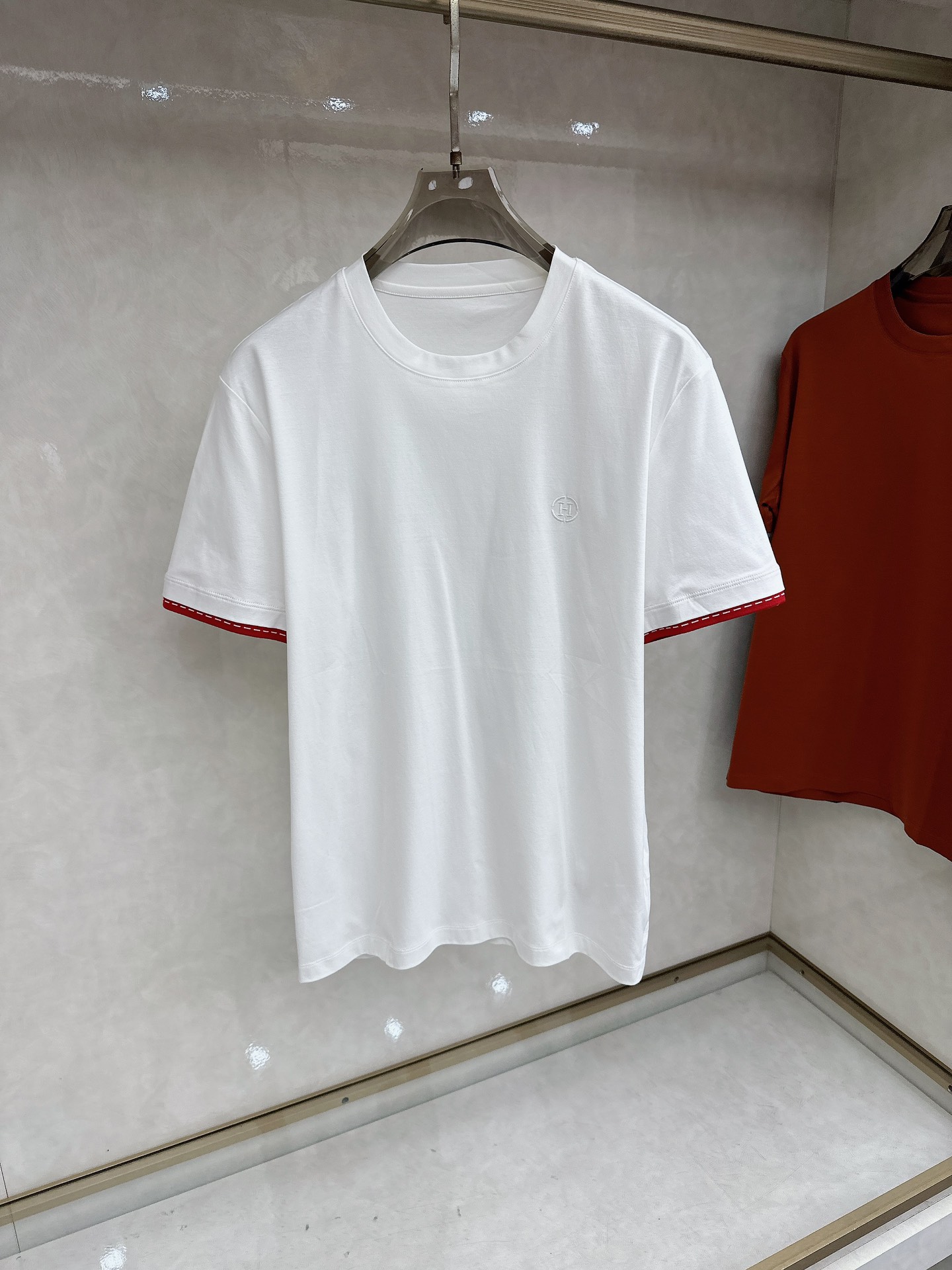 爱马仕 2026春夏 标志主题刺绣圆领短袖衫， 标志LOGO设计 采用刺绣工艺来呈现 进口百灵达绣花机刺