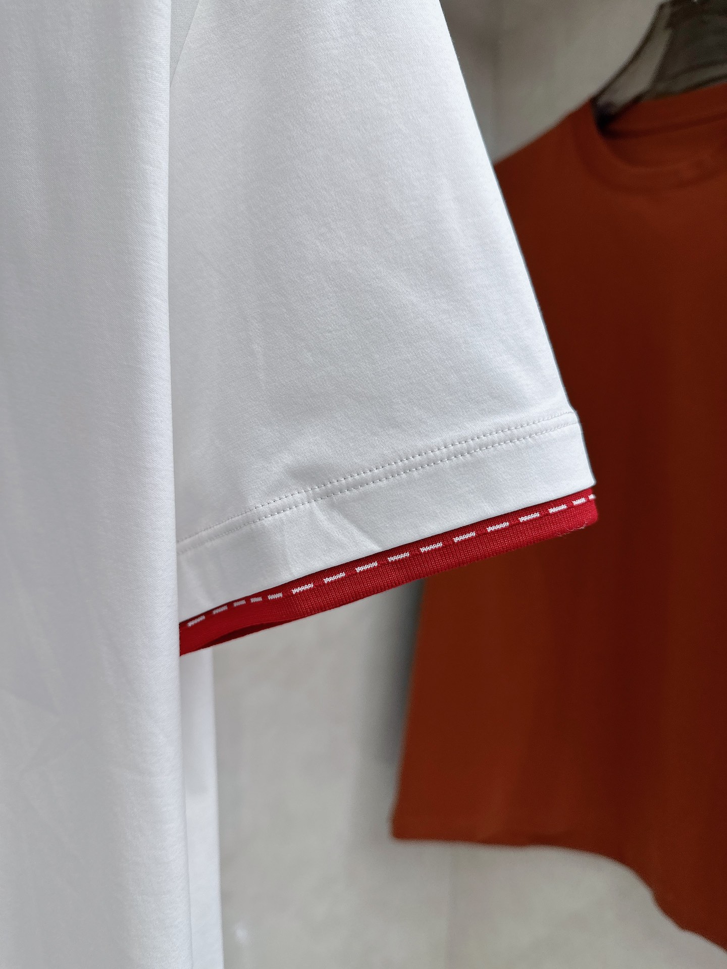 爱马仕 2026春夏 标志主题刺绣圆领短袖衫， 标志LOGO设计 采用刺绣工艺来呈现 进口百灵达绣花机刺