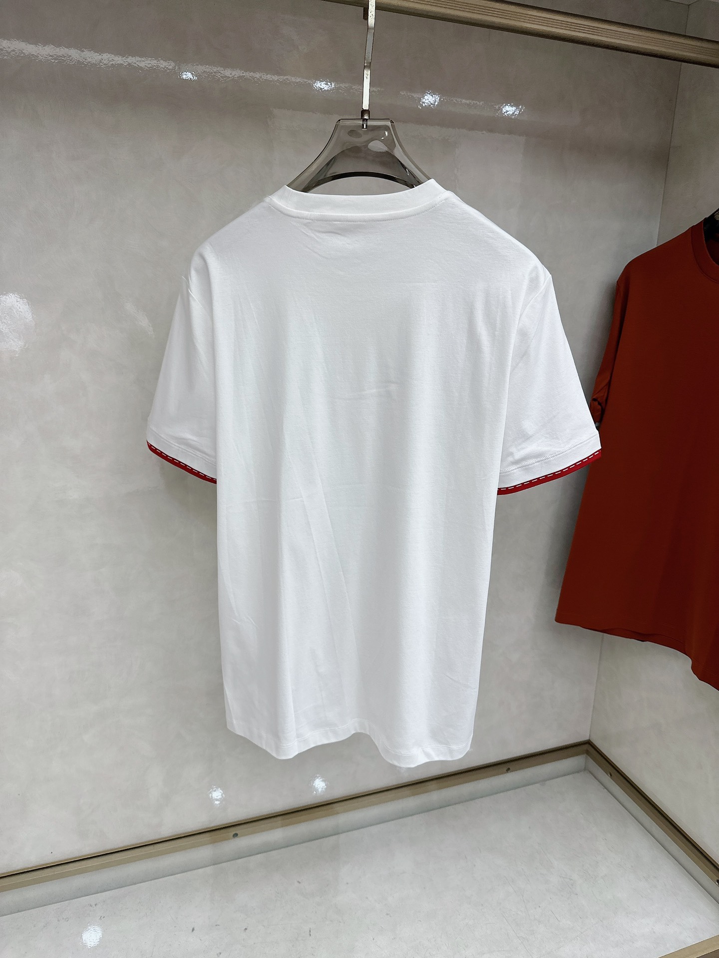 爱马仕 2026春夏 标志主题刺绣圆领短袖衫， 标志LOGO设计 采用刺绣工艺来呈现 进口百灵达绣花机刺