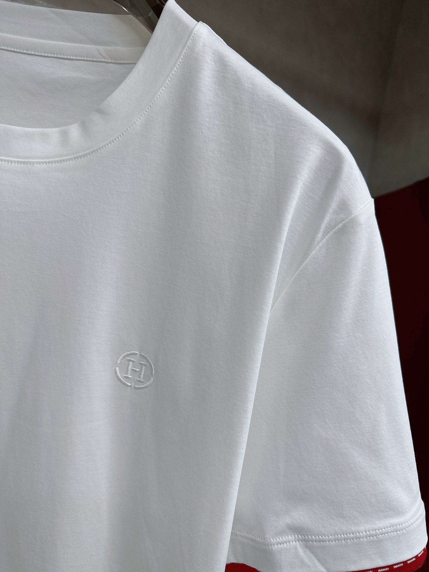 爱马仕 2026春夏 标志主题刺绣圆领短袖衫， 标志LOGO设计 采用刺绣工艺来呈现 进口百灵达绣花机刺