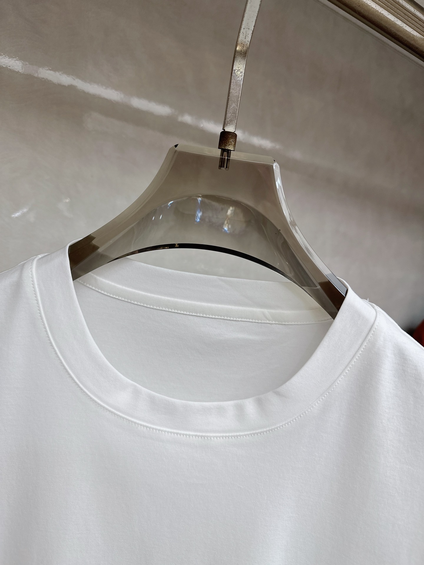 爱马仕 2026春夏 标志主题刺绣圆领短袖衫， 标志LOGO设计 采用刺绣工艺来呈现 进口百灵达绣花机刺