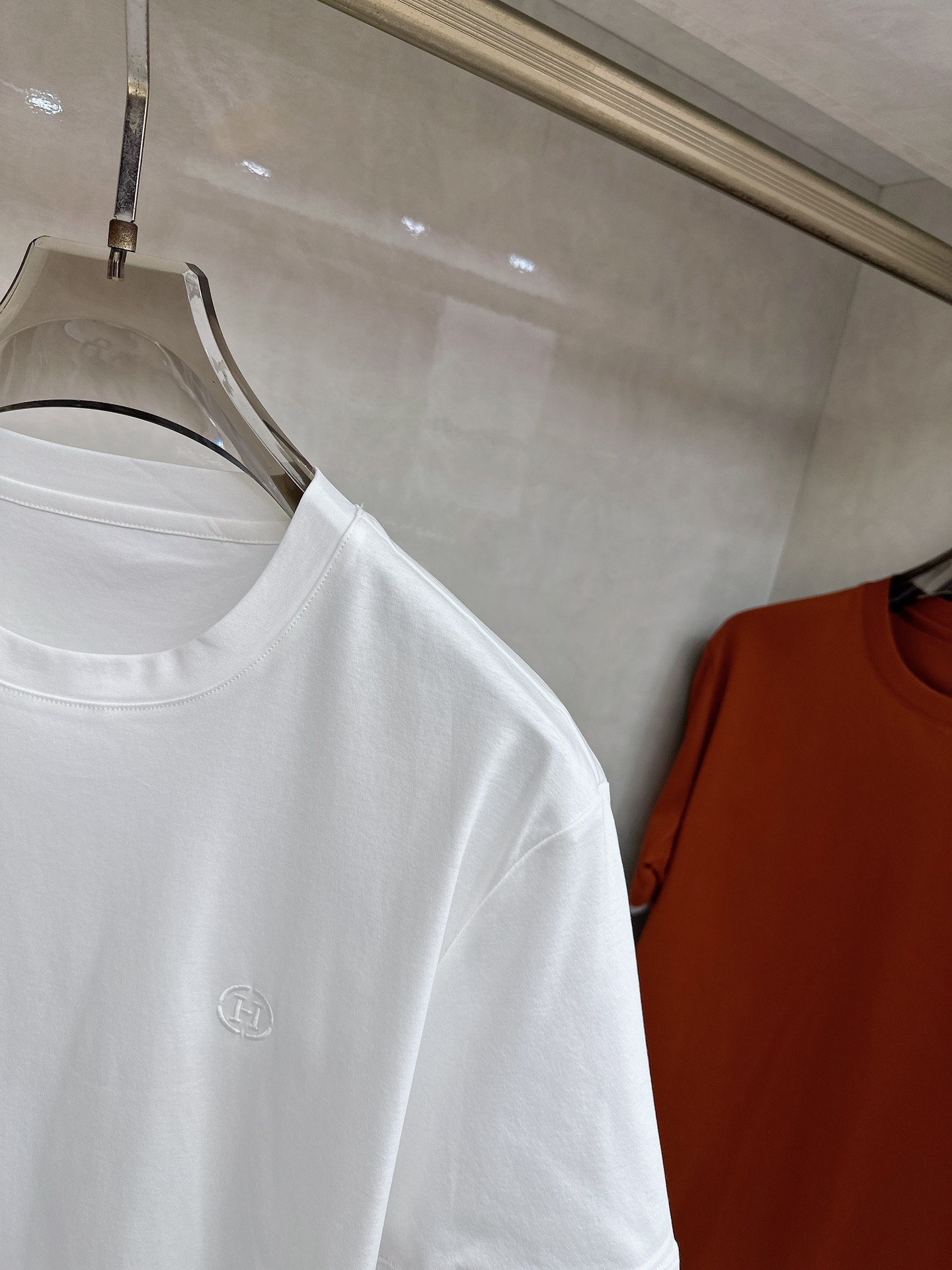 爱马仕 2026春夏 标志主题刺绣圆领短袖衫， 标志LOGO设计 采用刺绣工艺来呈现 进口百灵达绣花机刺