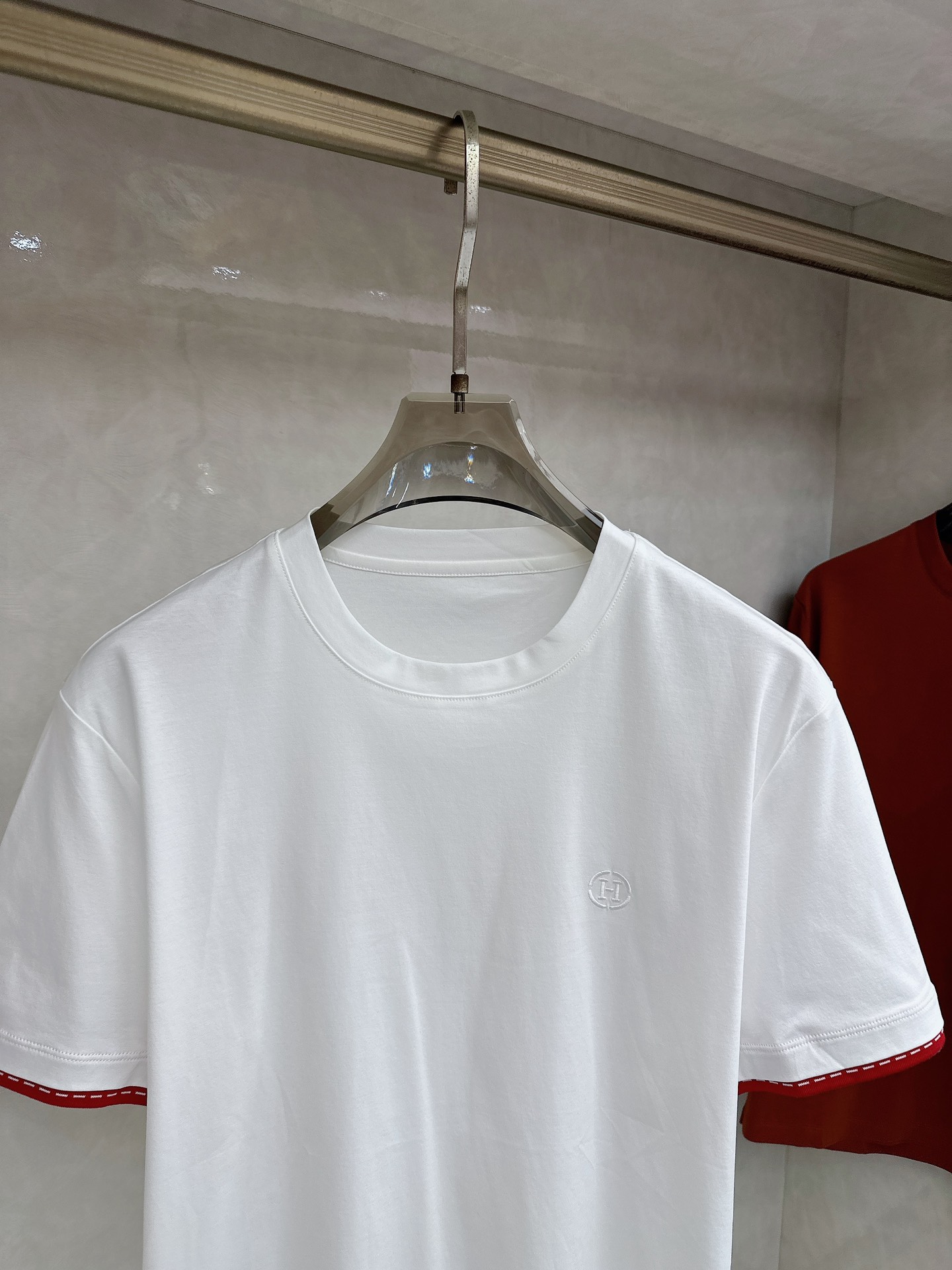 爱马仕 2026春夏 标志主题刺绣圆领短袖衫， 标志LOGO设计 采用刺绣工艺来呈现 进口百灵达绣花机刺