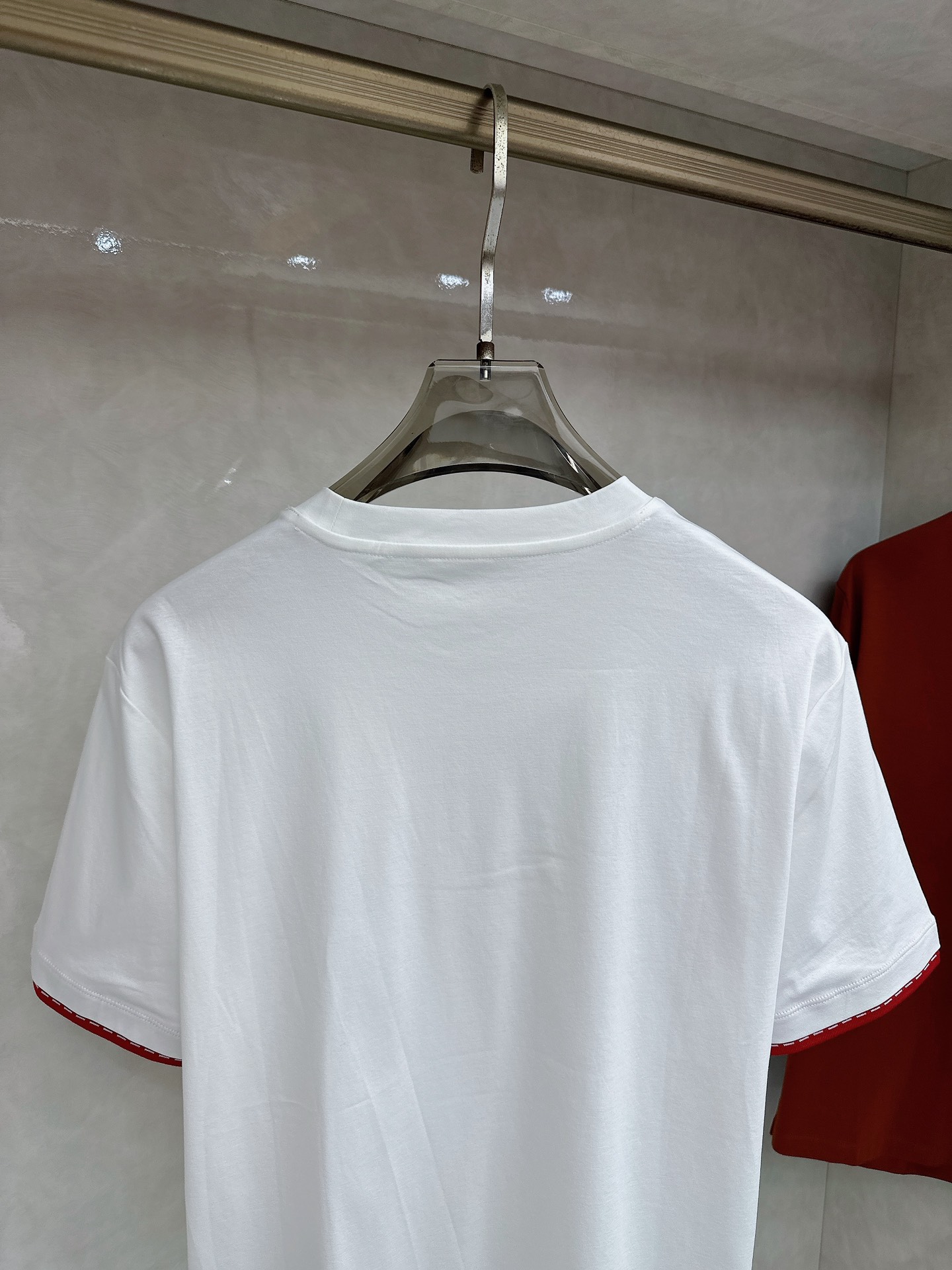 爱马仕 2026春夏 标志主题刺绣圆领短袖衫， 标志LOGO设计 采用刺绣工艺来呈现 进口百灵达绣花机刺