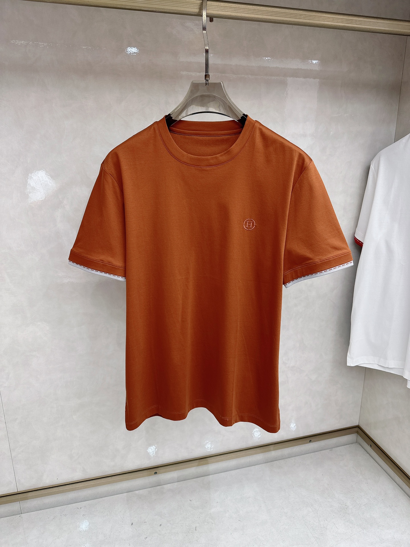 爱马仕 2026春夏 标志主题刺绣圆领短袖衫， 标志LOGO设计 采用刺绣工艺来呈现 进口百灵达绣花机刺