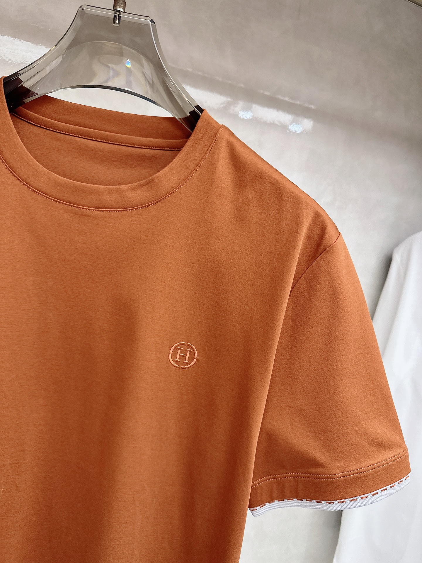 爱马仕 2026春夏 标志主题刺绣圆领短袖衫， 标志LOGO设计 采用刺绣工艺来呈现 进口百灵达绣花机刺