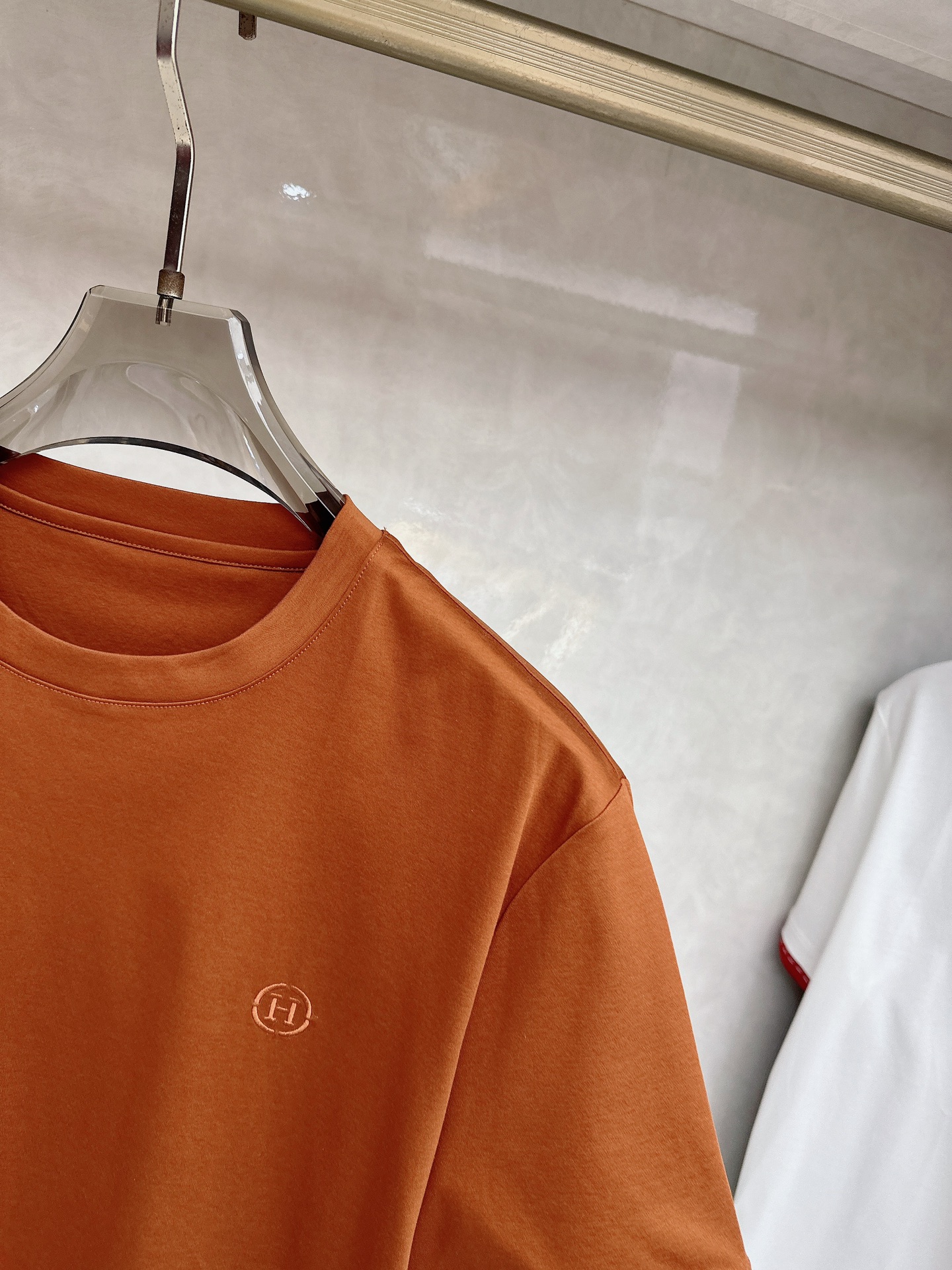 爱马仕 2026春夏 标志主题刺绣圆领短袖衫， 标志LOGO设计 采用刺绣工艺来呈现 进口百灵达绣花机刺