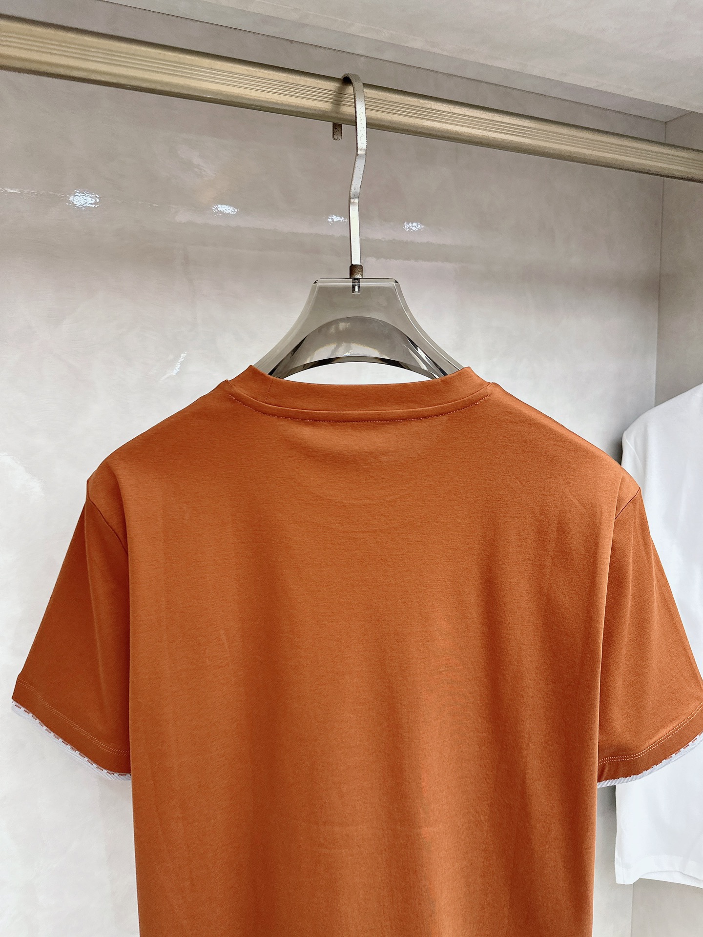 爱马仕 2026春夏 标志主题刺绣圆领短袖衫， 标志LOGO设计 采用刺绣工艺来呈现 进口百灵达绣花机刺