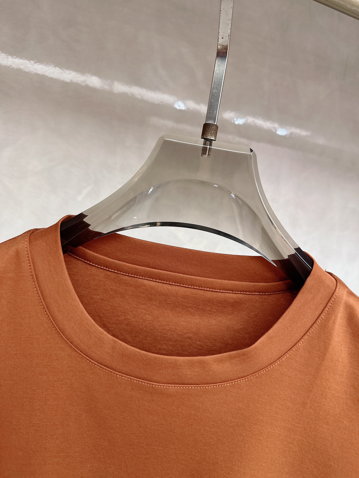 爱马仕 2026春夏 标志主题刺绣圆领短袖衫， 标志LOGO设计 采用刺绣工艺来呈现 进口百灵达绣花机刺