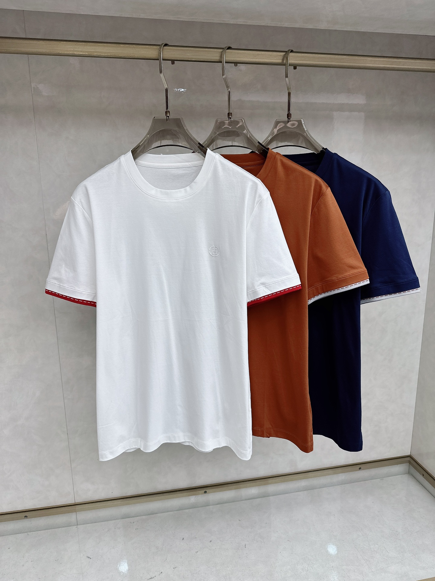 爱马仕 2026春夏 标志主题刺绣圆领短袖衫， 标志LOGO设计 采用刺绣工艺来呈现 进口百灵达绣花机刺