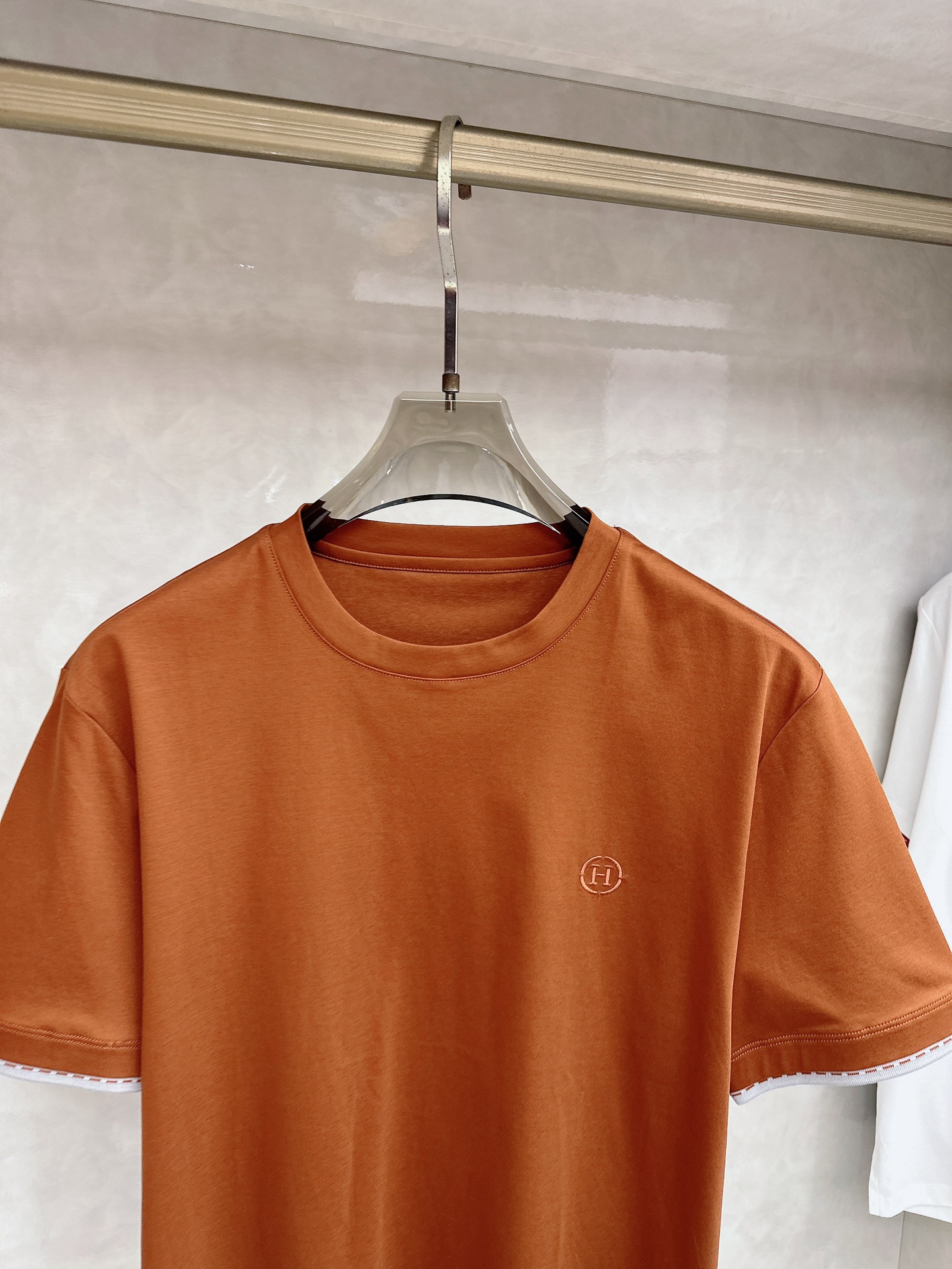 爱马仕 2026春夏 标志主题刺绣圆领短袖衫， 标志LOGO设计 采用刺绣工艺来呈现 进口百灵达绣花机刺