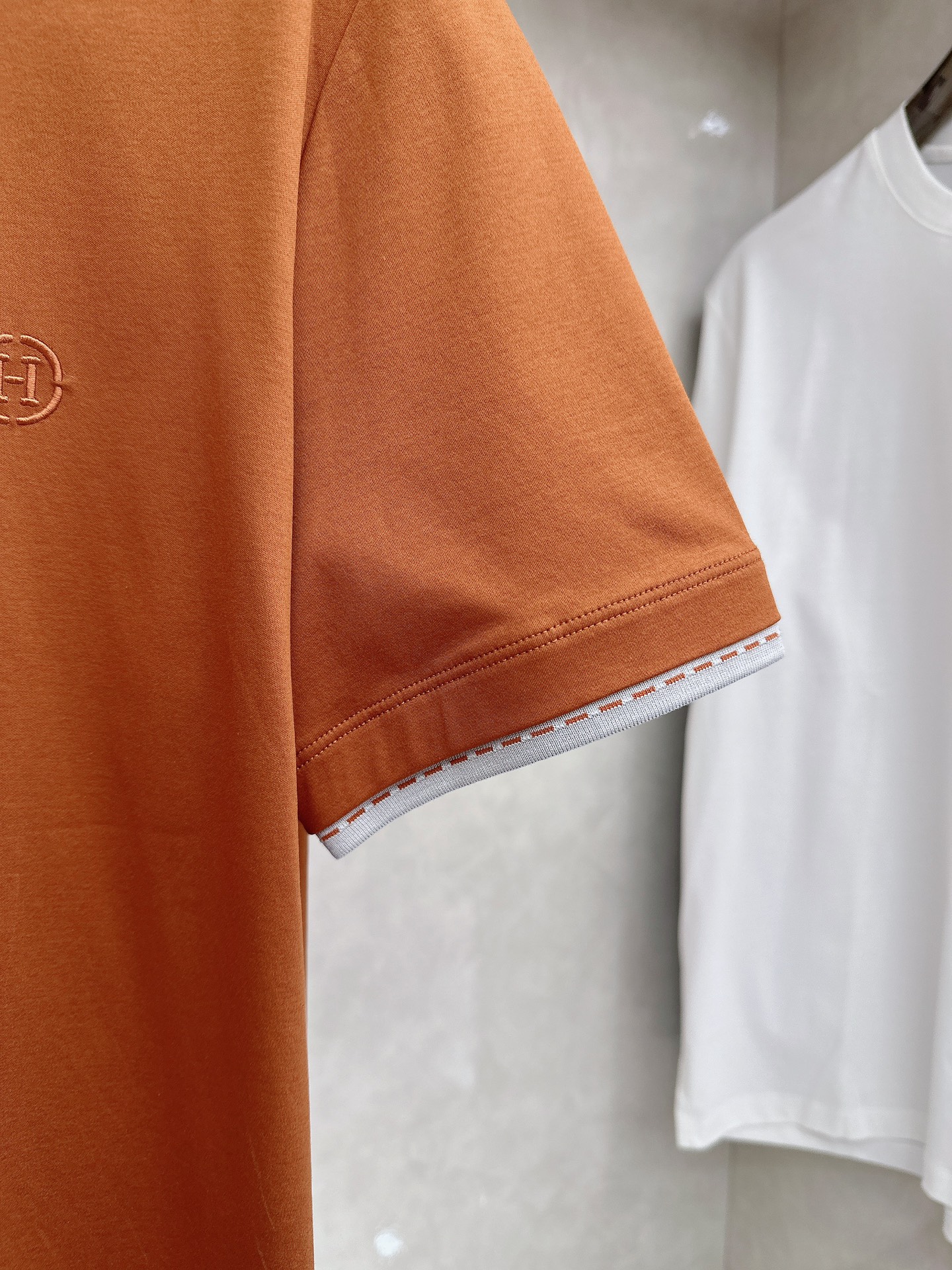 爱马仕 2026春夏 标志主题刺绣圆领短袖衫， 标志LOGO设计 采用刺绣工艺来呈现 进口百灵达绣花机刺