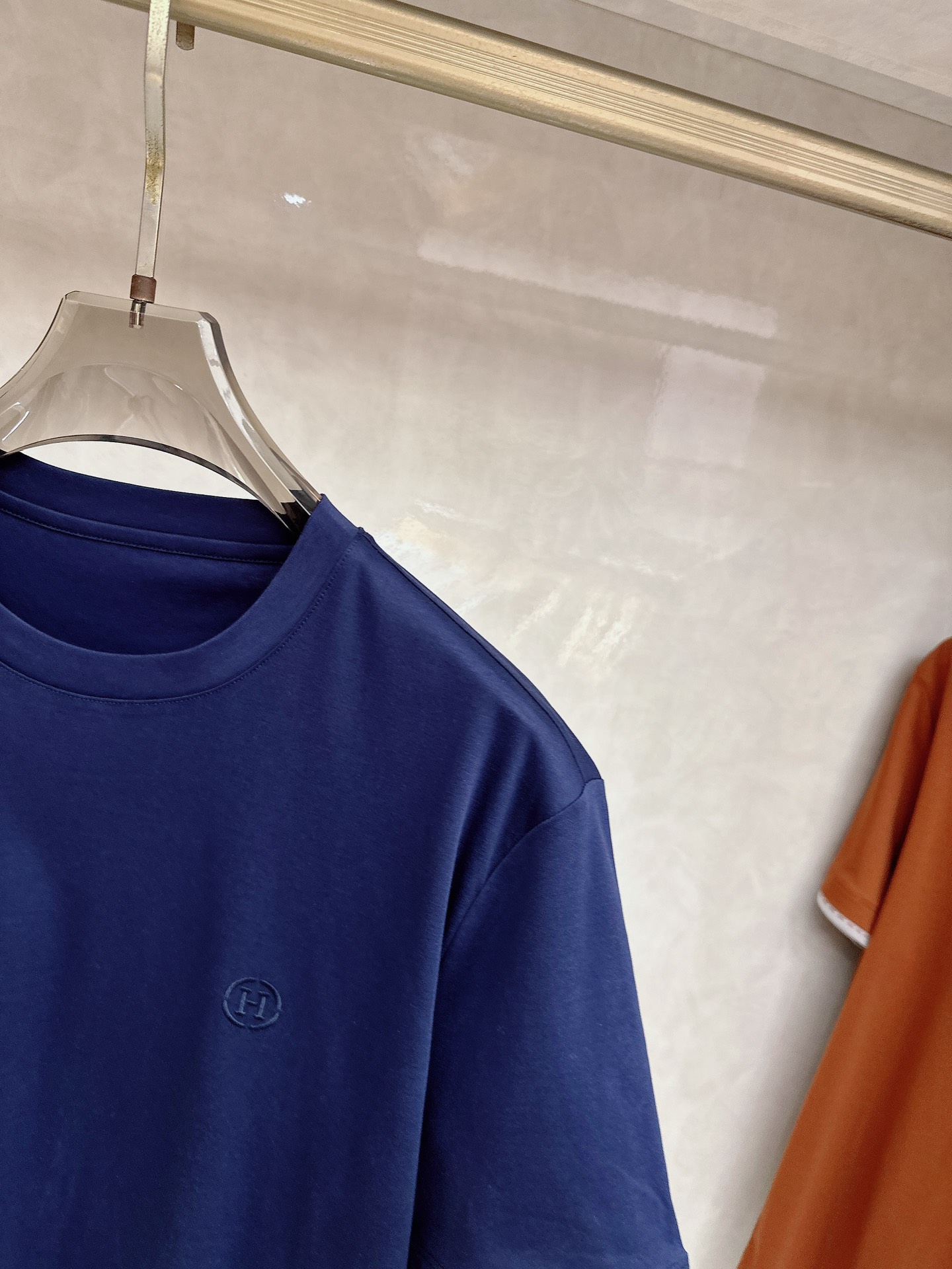 爱马仕 2026春夏 标志主题刺绣圆领短袖衫， 标志LOGO设计 采用刺绣工艺来呈现 进口百灵达绣花机刺