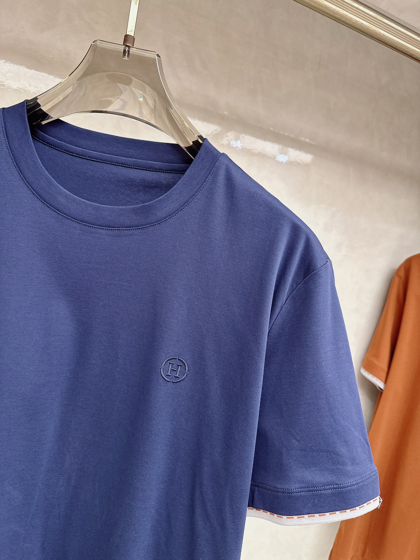 爱马仕 2026春夏 标志主题刺绣圆领短袖衫， 标志LOGO设计 采用刺绣工艺来呈现 进口百灵达绣花机刺