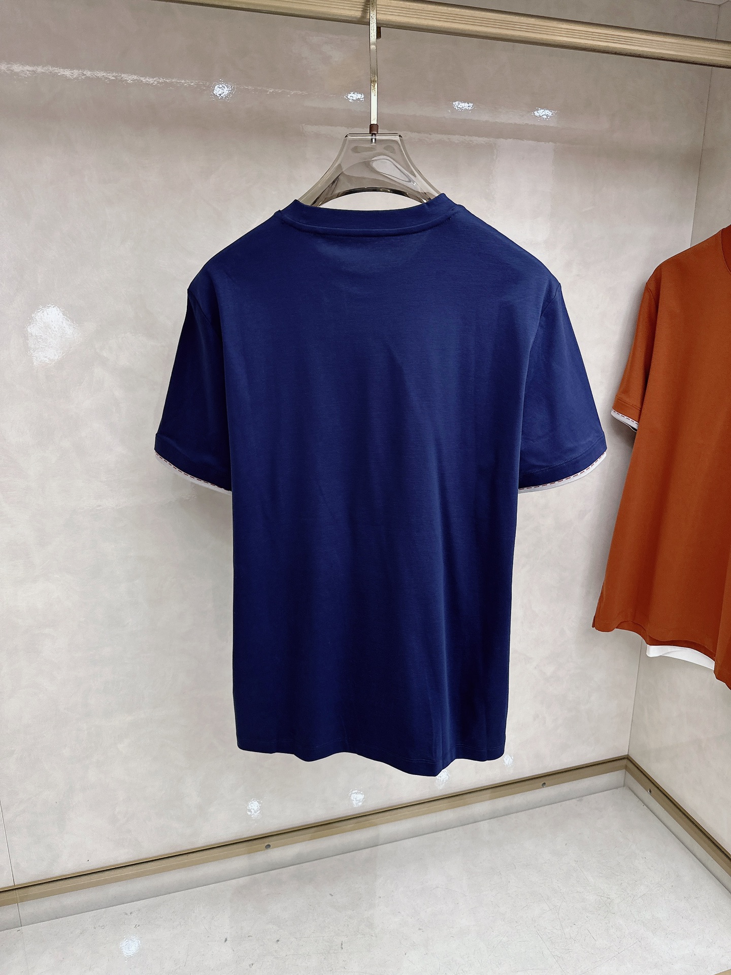 爱马仕 2026春夏 标志主题刺绣圆领短袖衫， 标志LOGO设计 采用刺绣工艺来呈现 进口百灵达绣花机刺