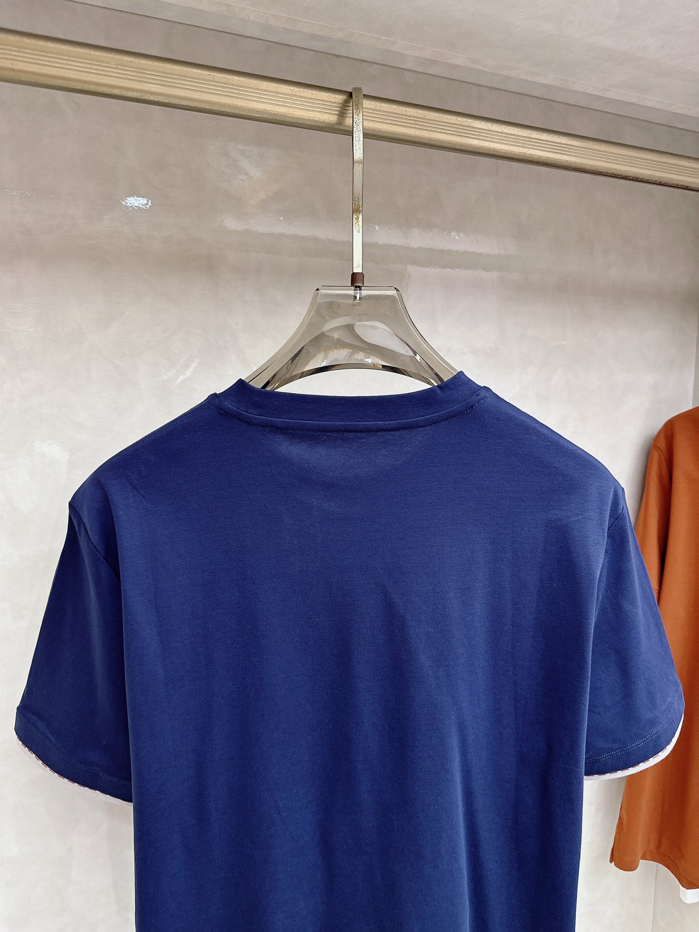 爱马仕 2026春夏 标志主题刺绣圆领短袖衫， 标志LOGO设计 采用刺绣工艺来呈现 进口百灵达绣花机刺