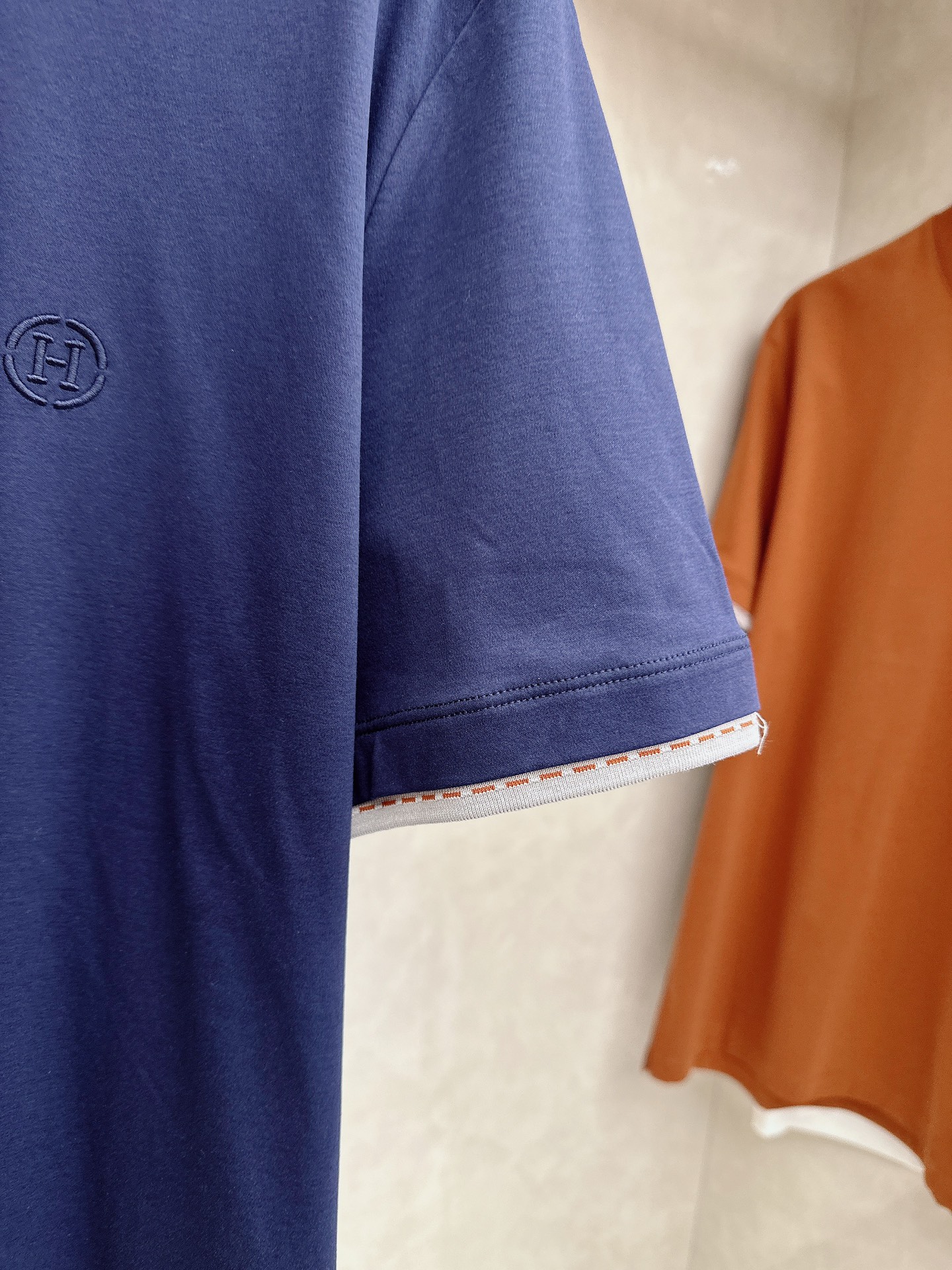 爱马仕 2026春夏 标志主题刺绣圆领短袖衫， 标志LOGO设计 采用刺绣工艺来呈现 进口百灵达绣花机刺