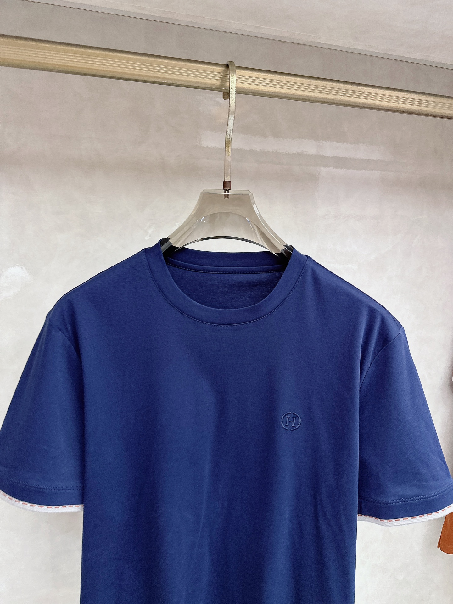 爱马仕 2026春夏 标志主题刺绣圆领短袖衫， 标志LOGO设计 采用刺绣工艺来呈现 进口百灵达绣花机刺