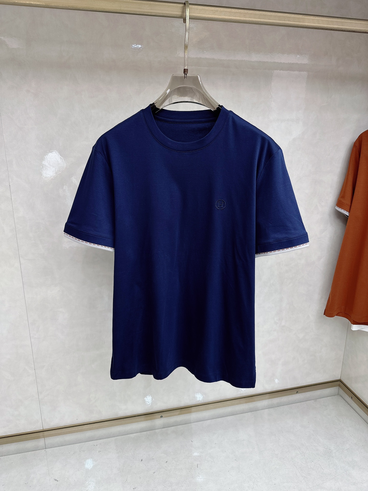 爱马仕 2026春夏 标志主题刺绣圆领短袖衫， 标志LOGO设计 采用刺绣工艺来呈现 进口百灵达绣花机刺