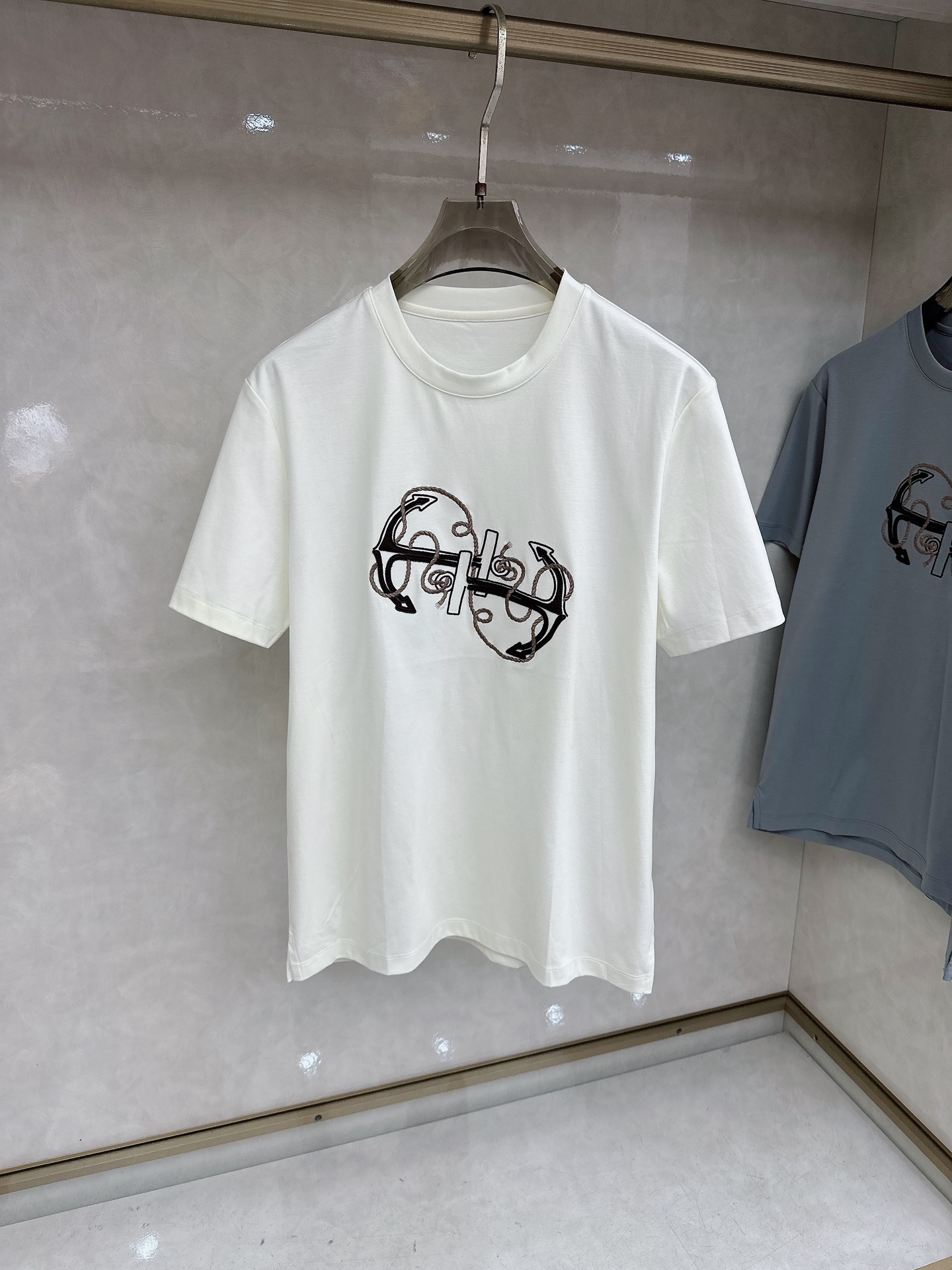 爱马仕 2026春夏 Ancre en H刺绣圆领短袖T恤衫，新图型 Ancre en H（H型锚主题）