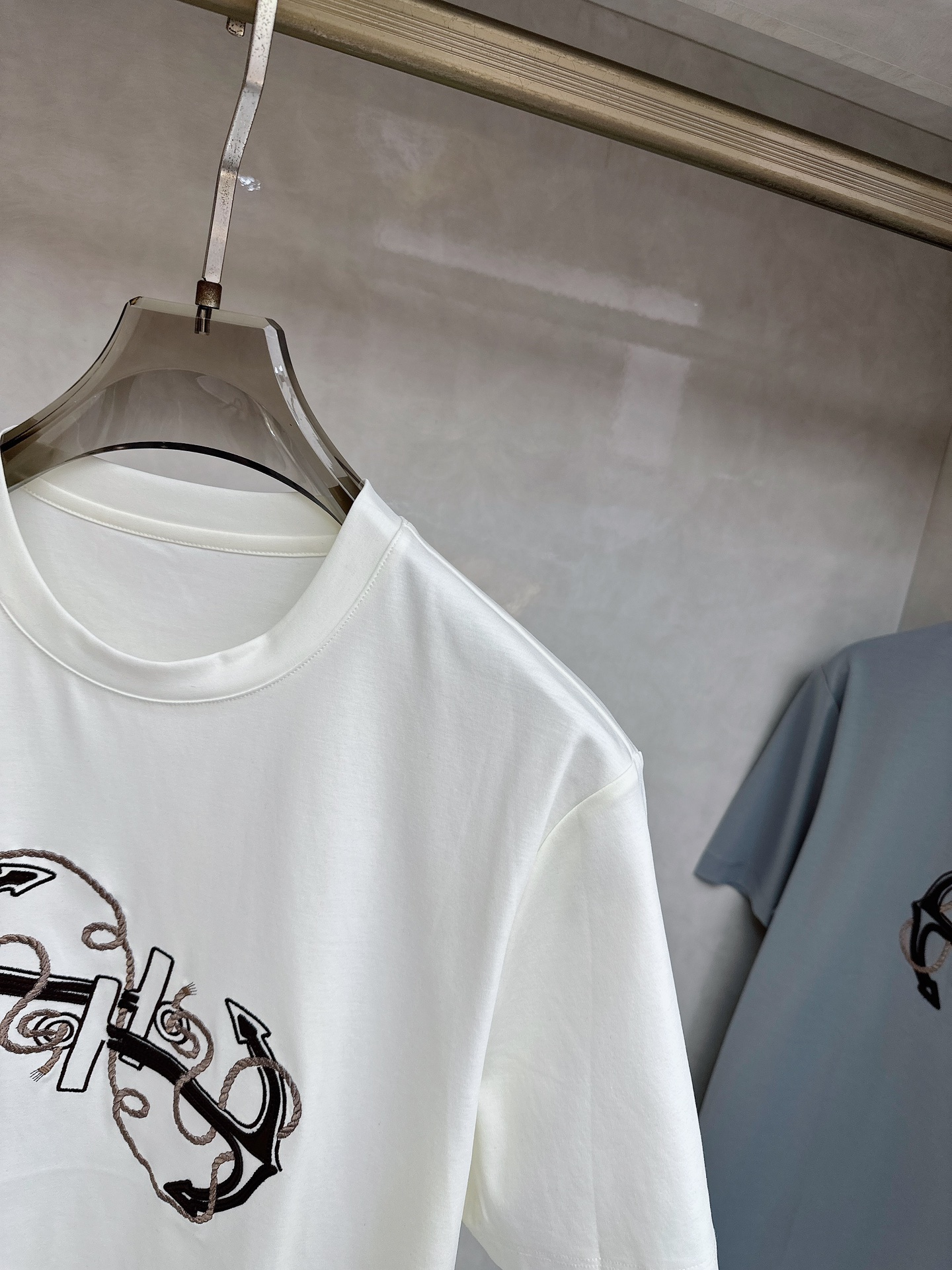 爱马仕 2026春夏 Ancre en H刺绣圆领短袖T恤衫，新图型 Ancre en H（H型锚主题）