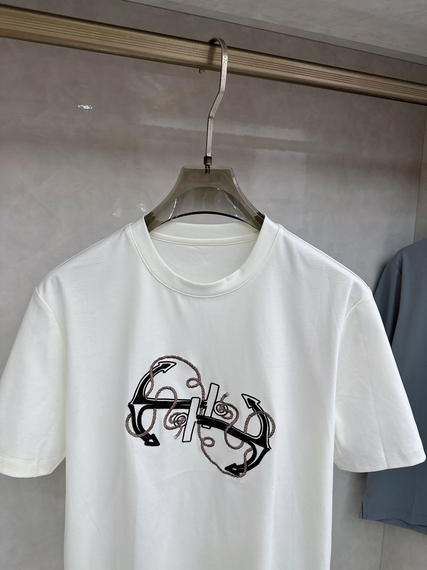 爱马仕 2026春夏 Ancre en H刺绣圆领短袖T恤衫，新图型 Ancre en H（H型锚主题）