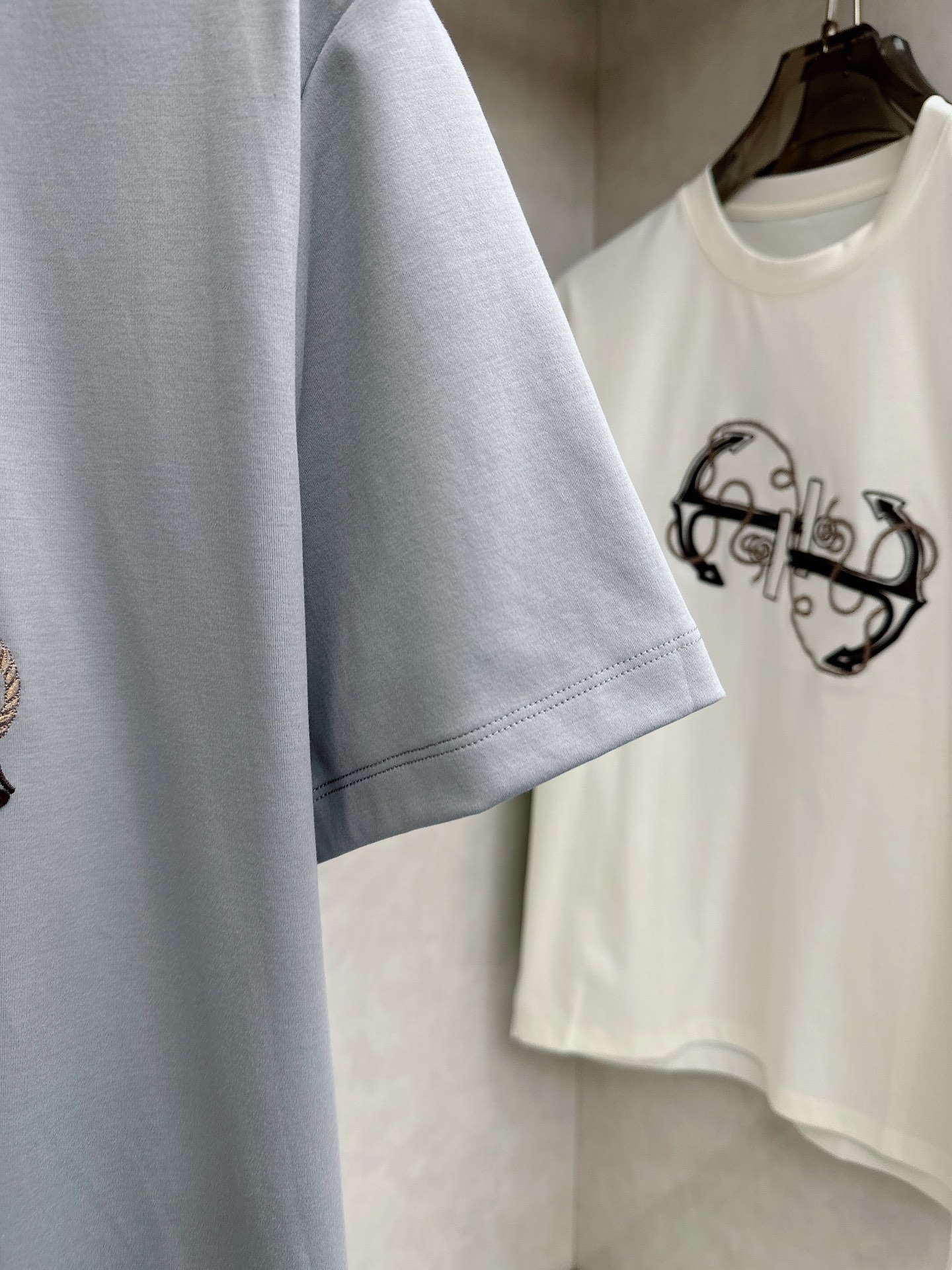 爱马仕 2026春夏 Ancre en H刺绣圆领短袖T恤衫，新图型 Ancre en H（H型锚主题）