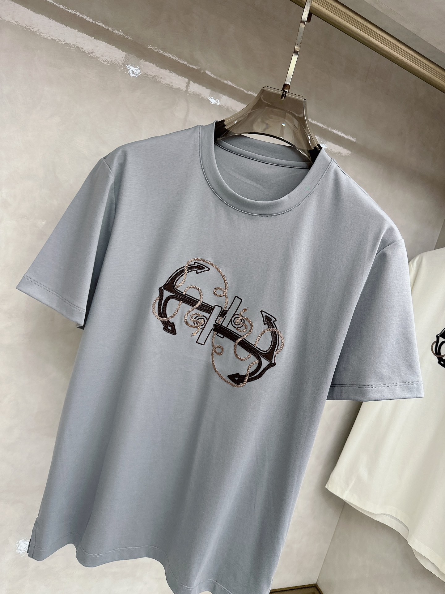 爱马仕 2026春夏 Ancre en H刺绣圆领短袖T恤衫，新图型 Ancre en H（H型锚主题）