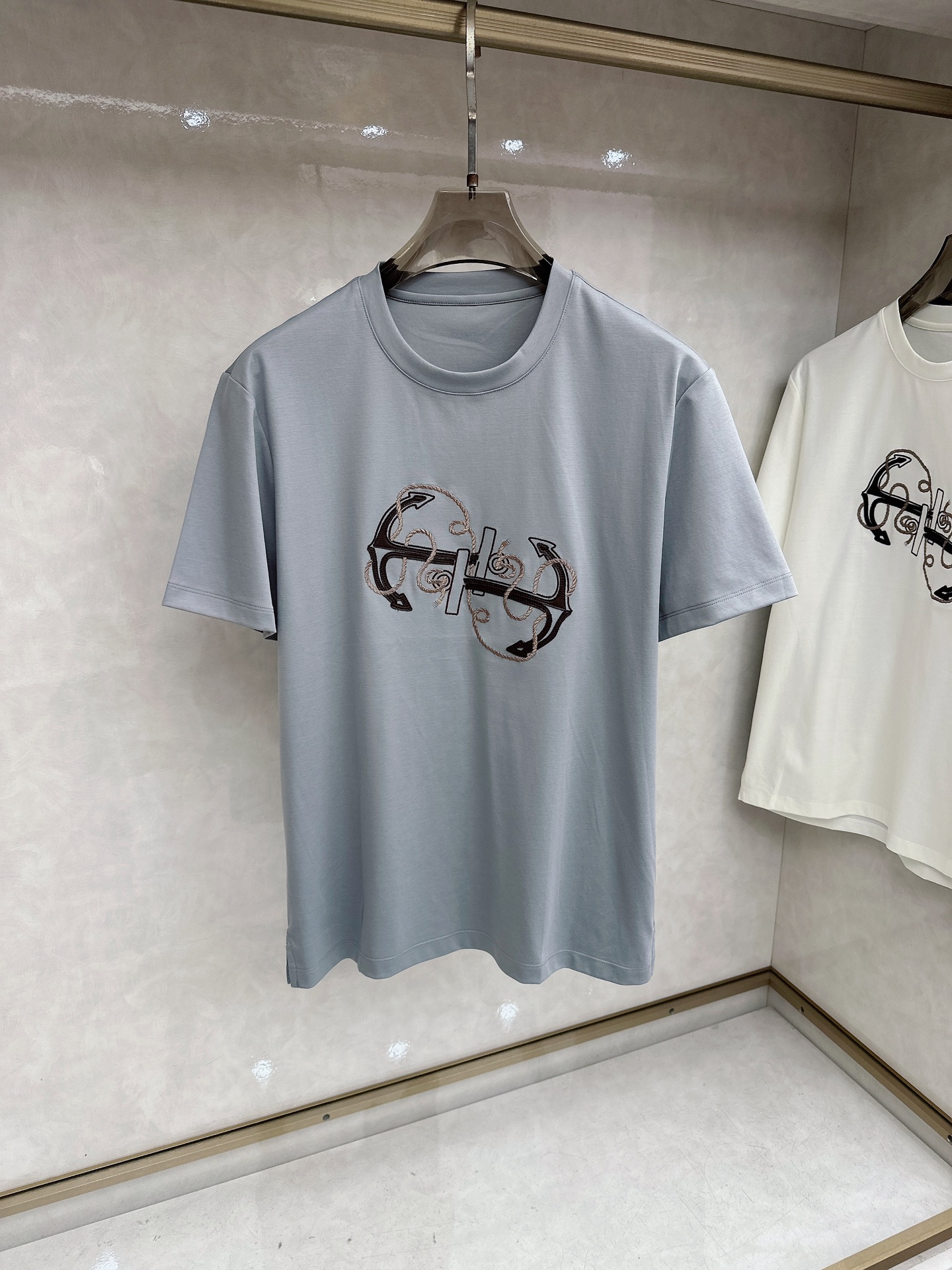 爱马仕 2026春夏 Ancre en H刺绣圆领短袖T恤衫，新图型 Ancre en H（H型锚主题）