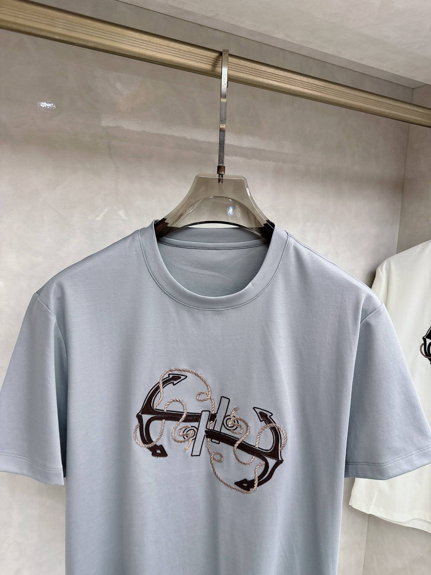 爱马仕 2026春夏 Ancre en H刺绣圆领短袖T恤衫，新图型 Ancre en H（H型锚主题）