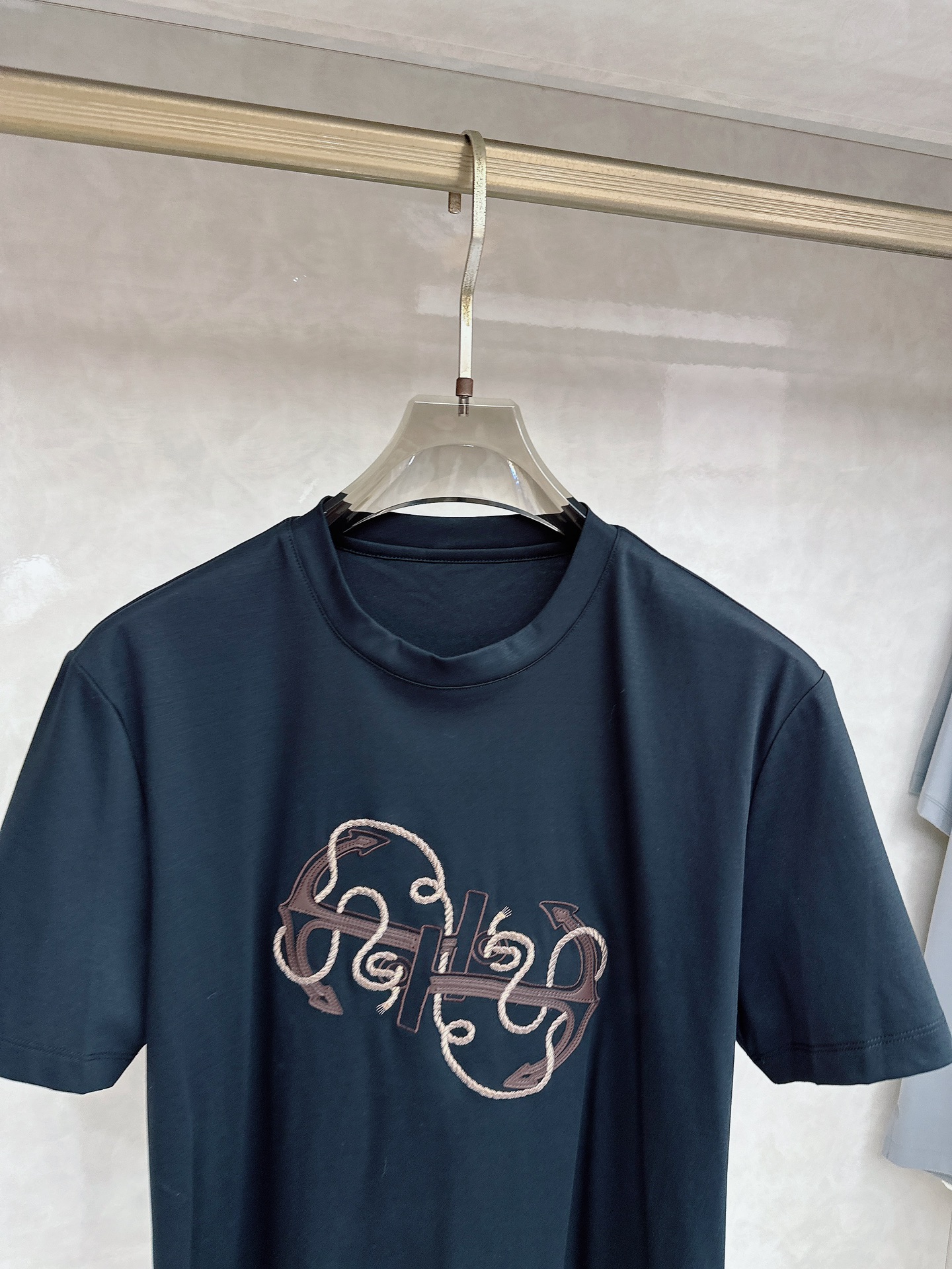 爱马仕 2026春夏 Ancre en H刺绣圆领短袖T恤衫，新图型 Ancre en H（H型锚主题）