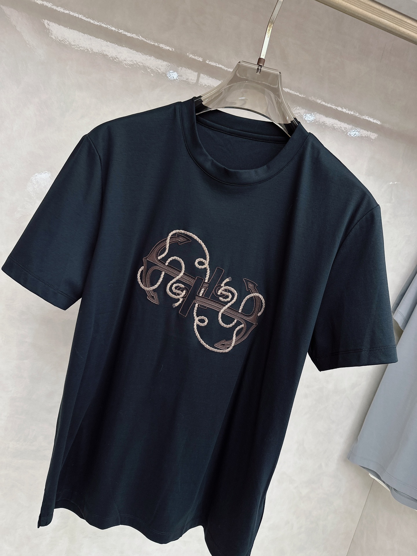 爱马仕 2026春夏 Ancre en H刺绣圆领短袖T恤衫，新图型 Ancre en H（H型锚主题）