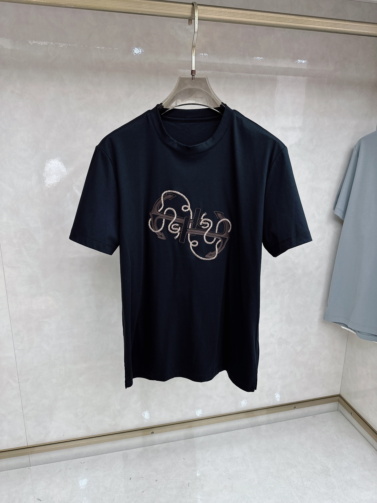 爱马仕 2026春夏 Ancre en H刺绣圆领短袖T恤衫，新图型 Ancre en H（H型锚主题）