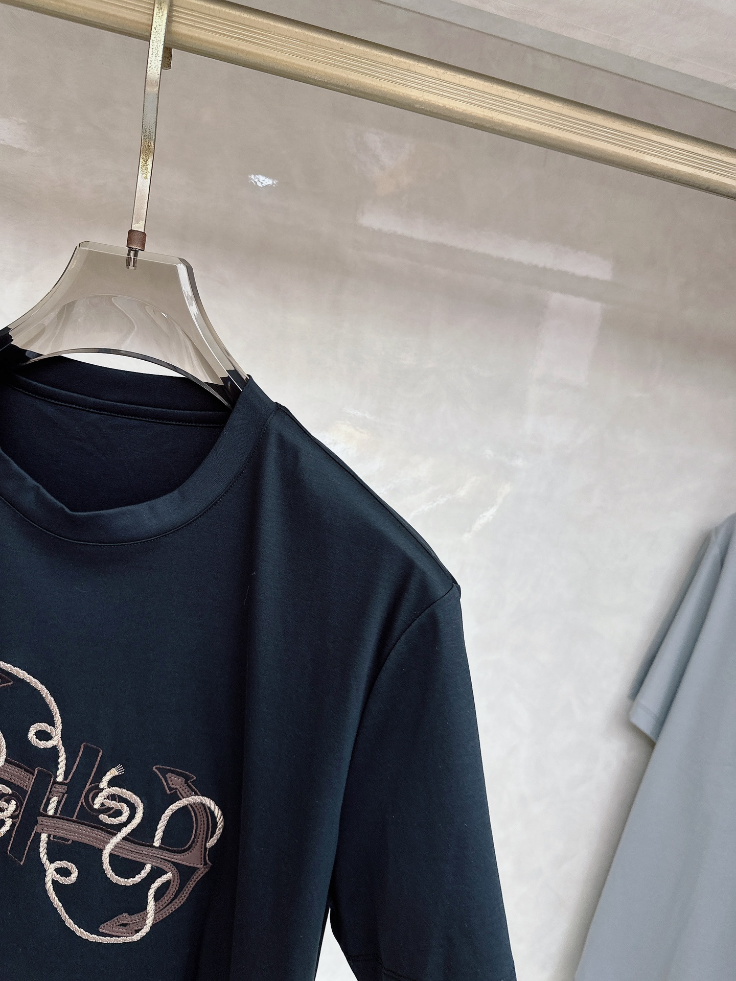 爱马仕 2026春夏 Ancre en H刺绣圆领短袖T恤衫，新图型 Ancre en H（H型锚主题）