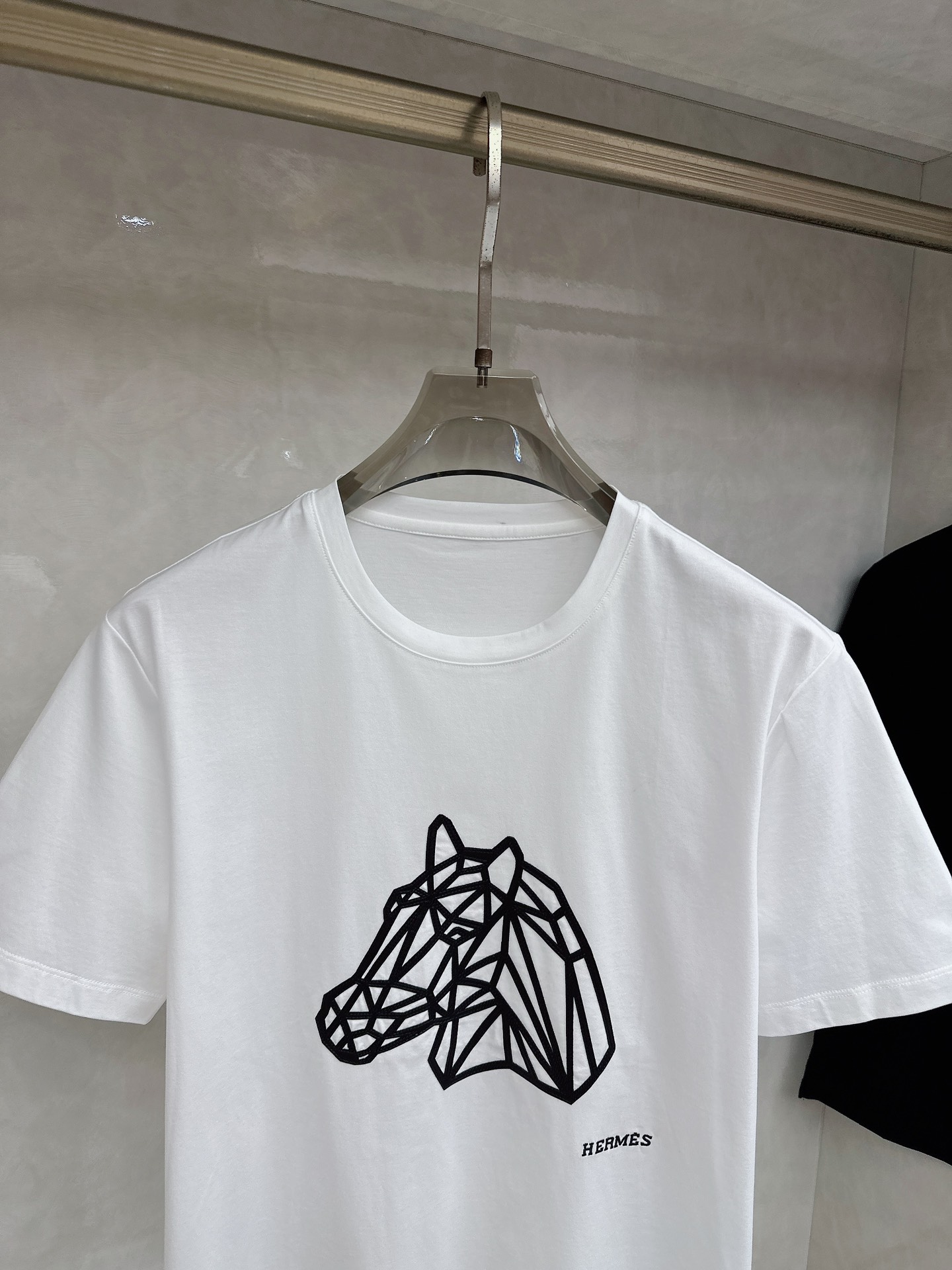 爱马仕 2026春夏 新图型皮绣马刺绣圆领短袖T恤衫 最新马的主题图形设计 以刺绣结合拼皮的细节点缀 上