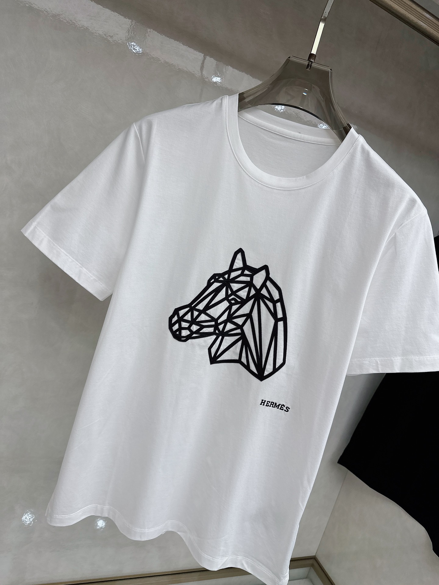 爱马仕 2026春夏 新图型皮绣马刺绣圆领短袖T恤衫 最新马的主题图形设计 以刺绣结合拼皮的细节点缀 上